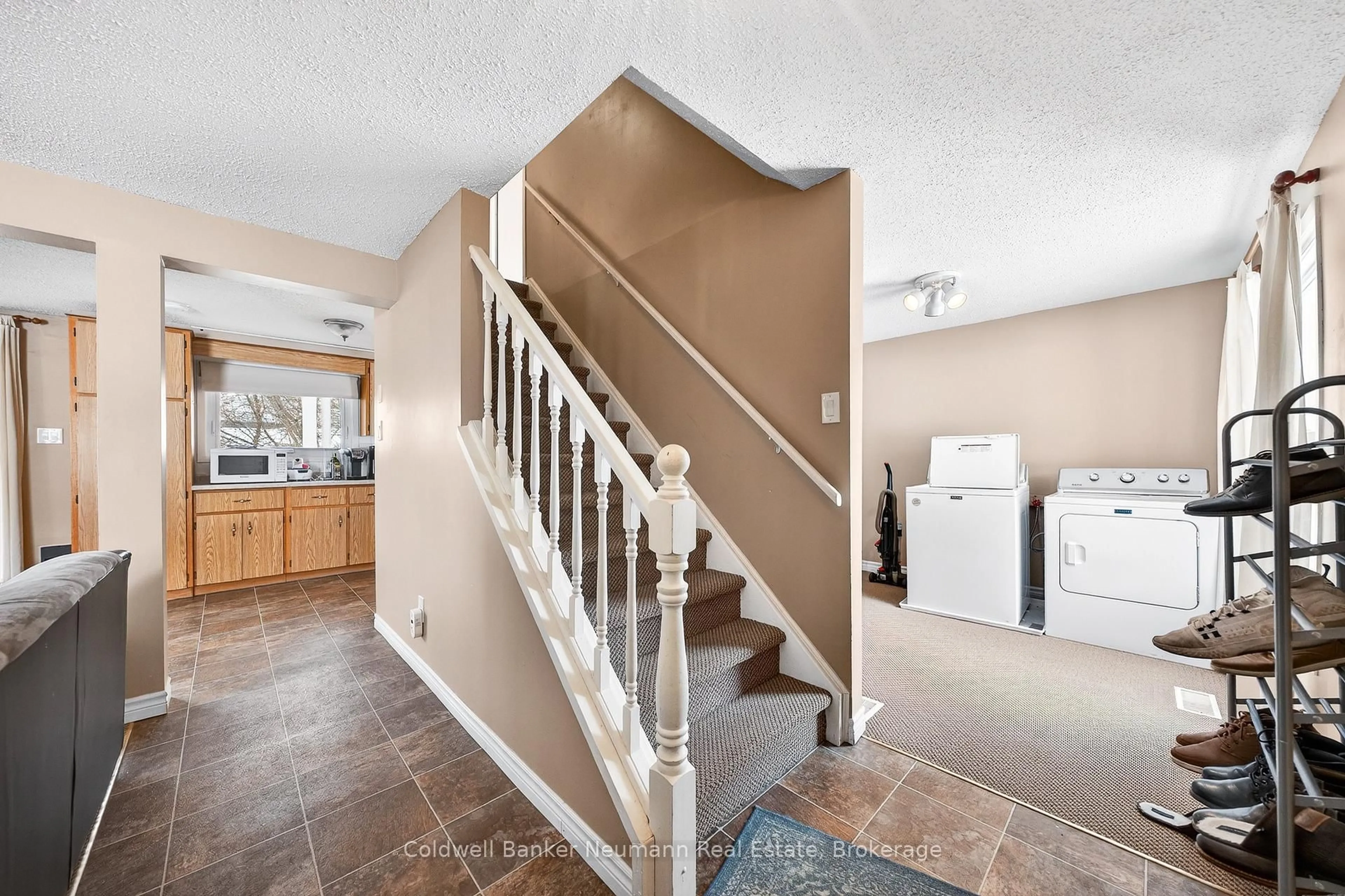 Indoor entryway for 25 Briarlea Rd, Guelph Ontario N1G 3H4