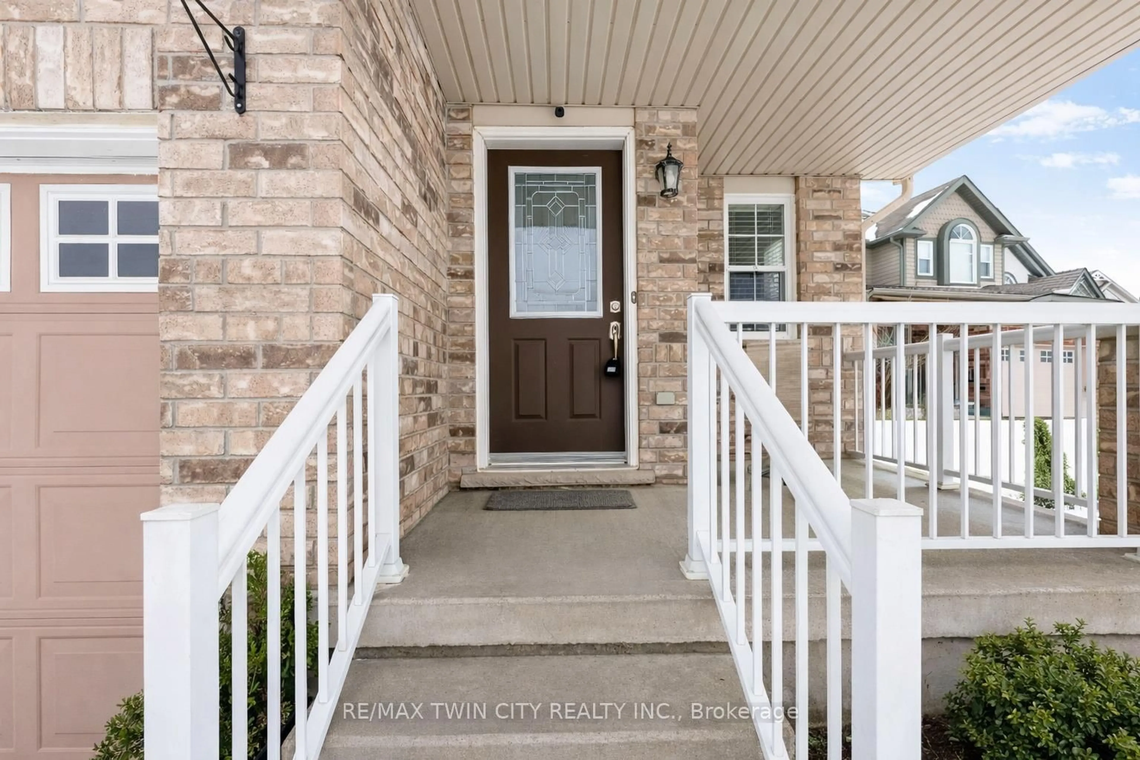 Indoor entryway for 505 Snowdrop Crt, Kitchener Ontario N2E 4G4