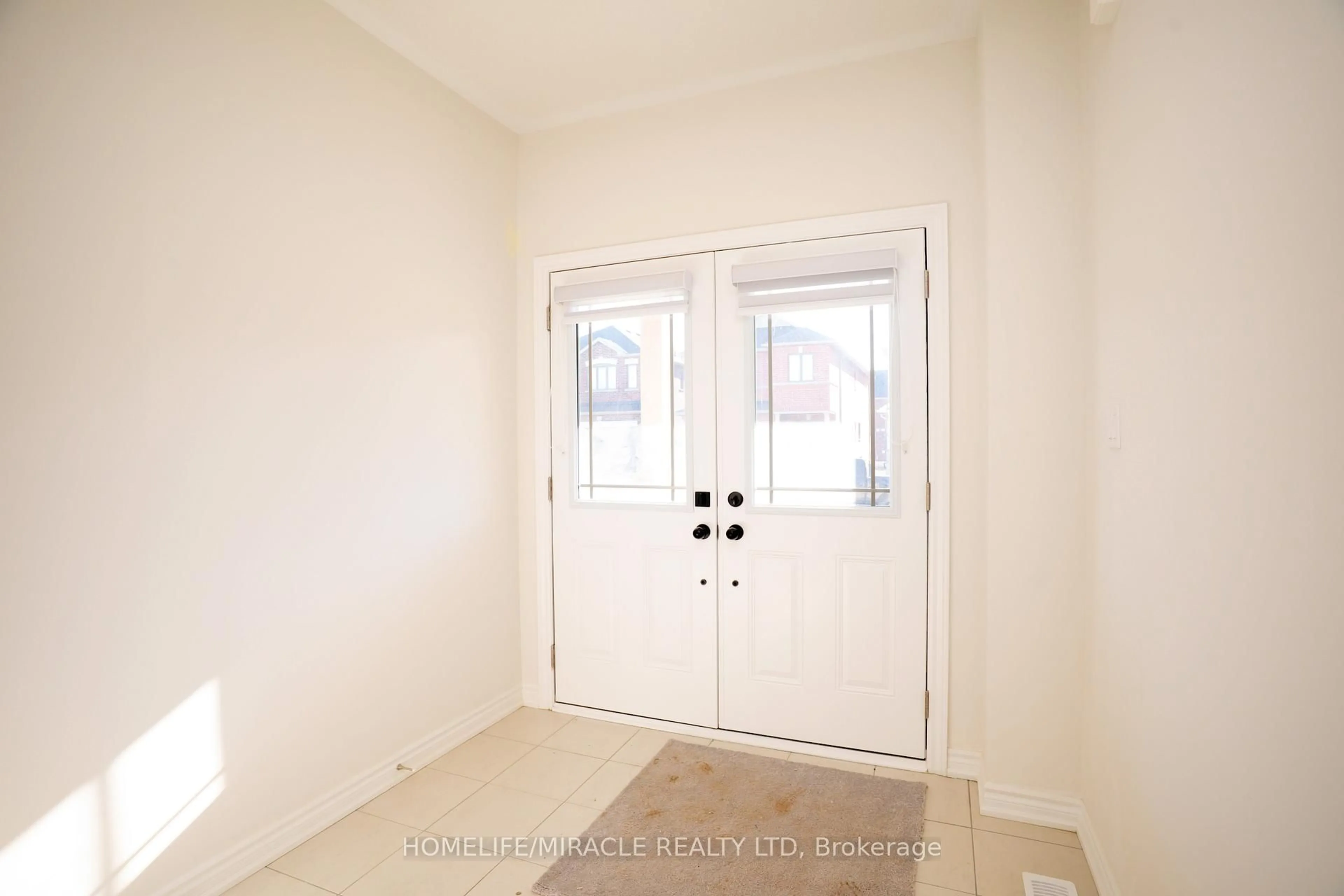 Indoor entryway for 31 Huntsworth Ave, Thorold Ontario L2V 0N3