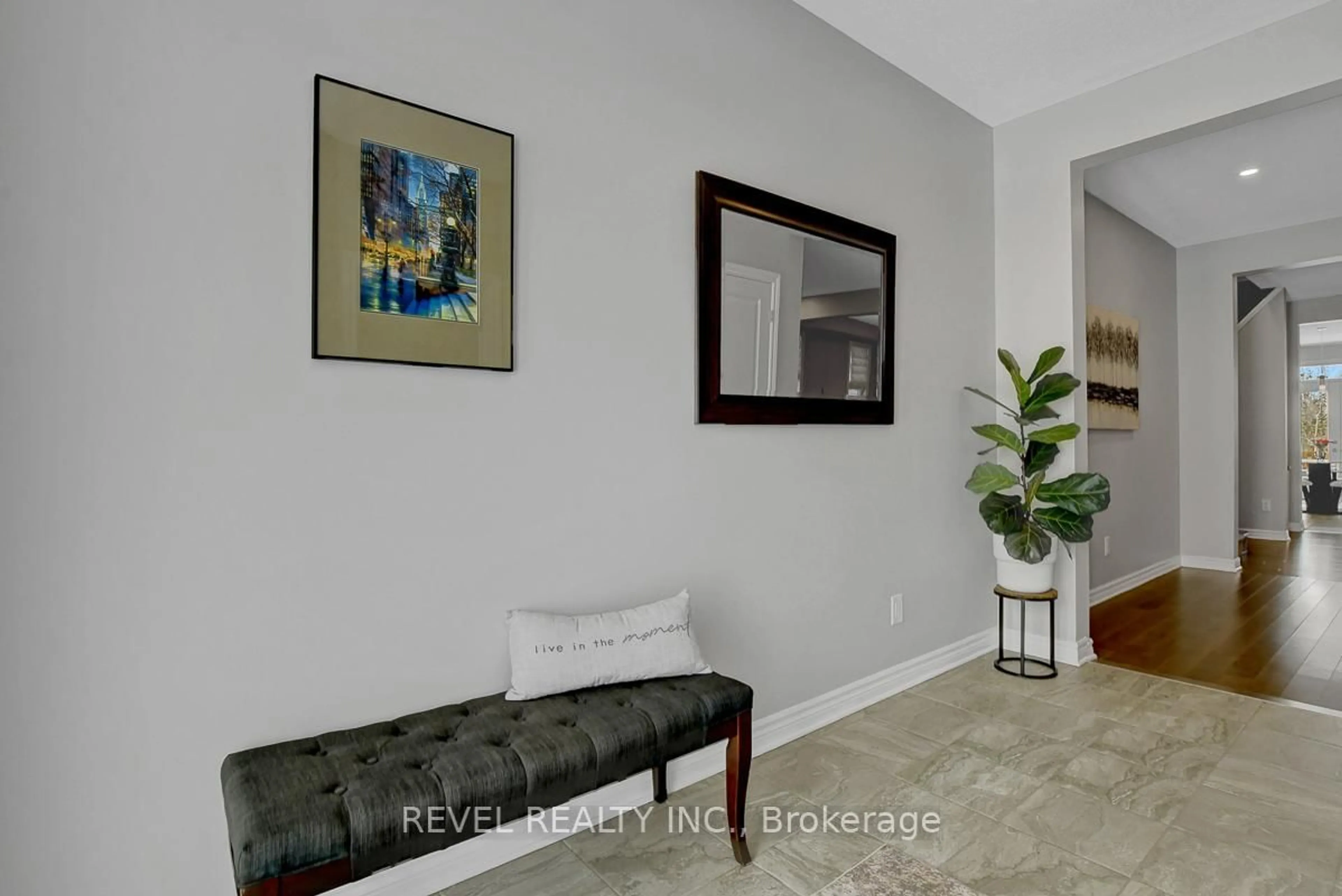 Indoor entryway for 664 Eagle Crest Hts, Ottawa Ontario K2S 1G6