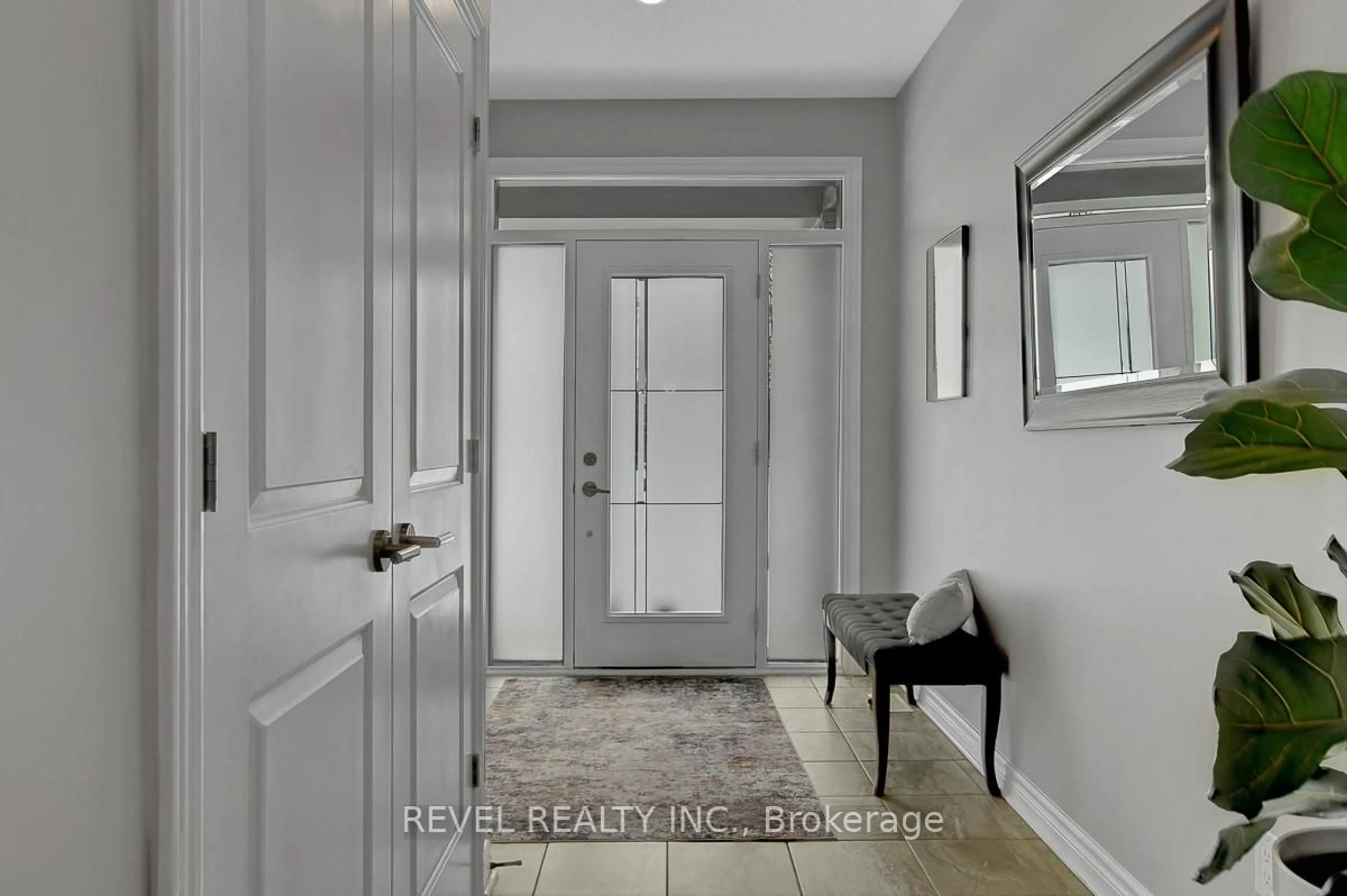 Indoor entryway for 664 Eagle Crest Hts, Ottawa Ontario K2S 1G6