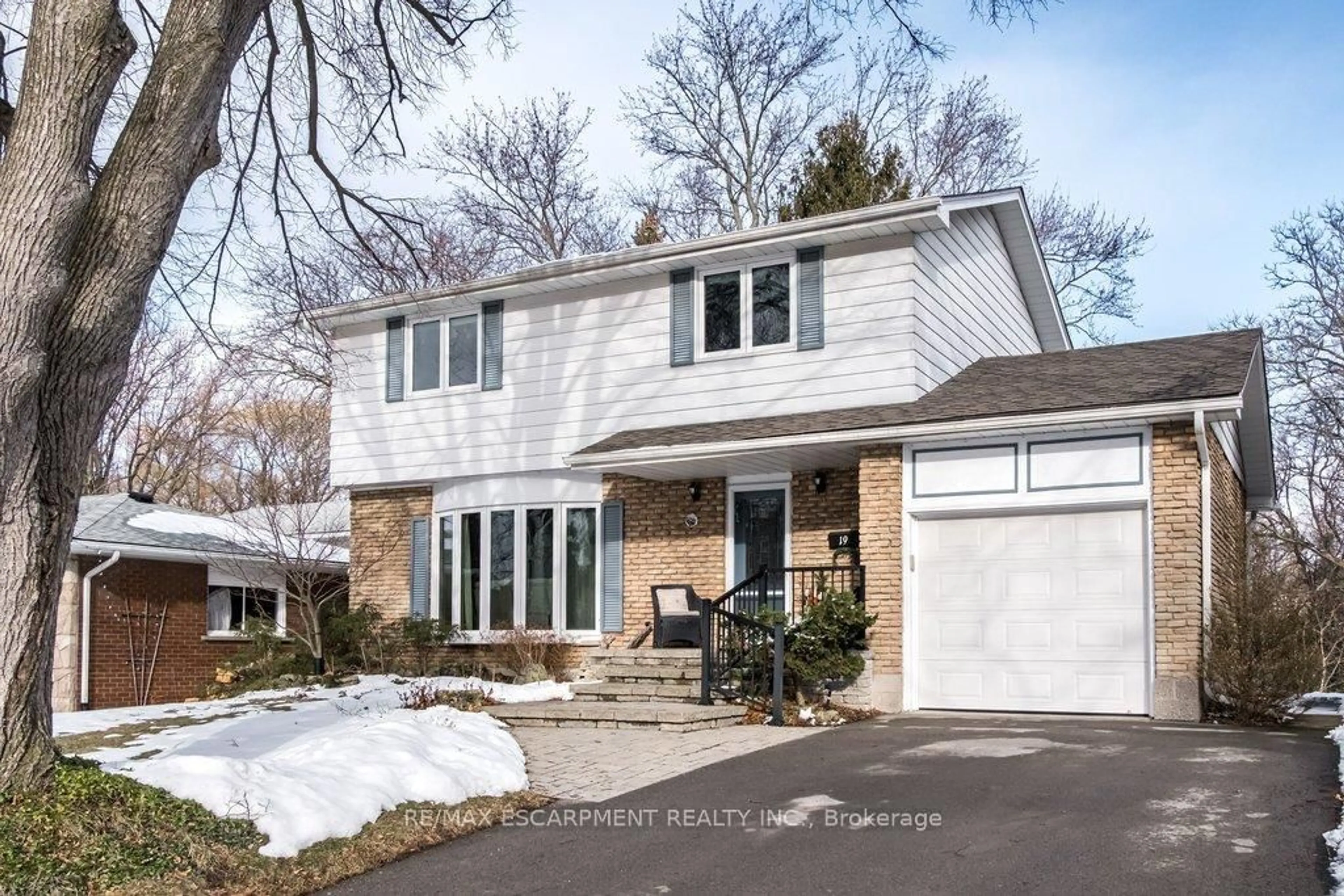 Home with vinyl exterior material, street for 19 Chateau Crt, Hamilton Ontario L9C 5P3