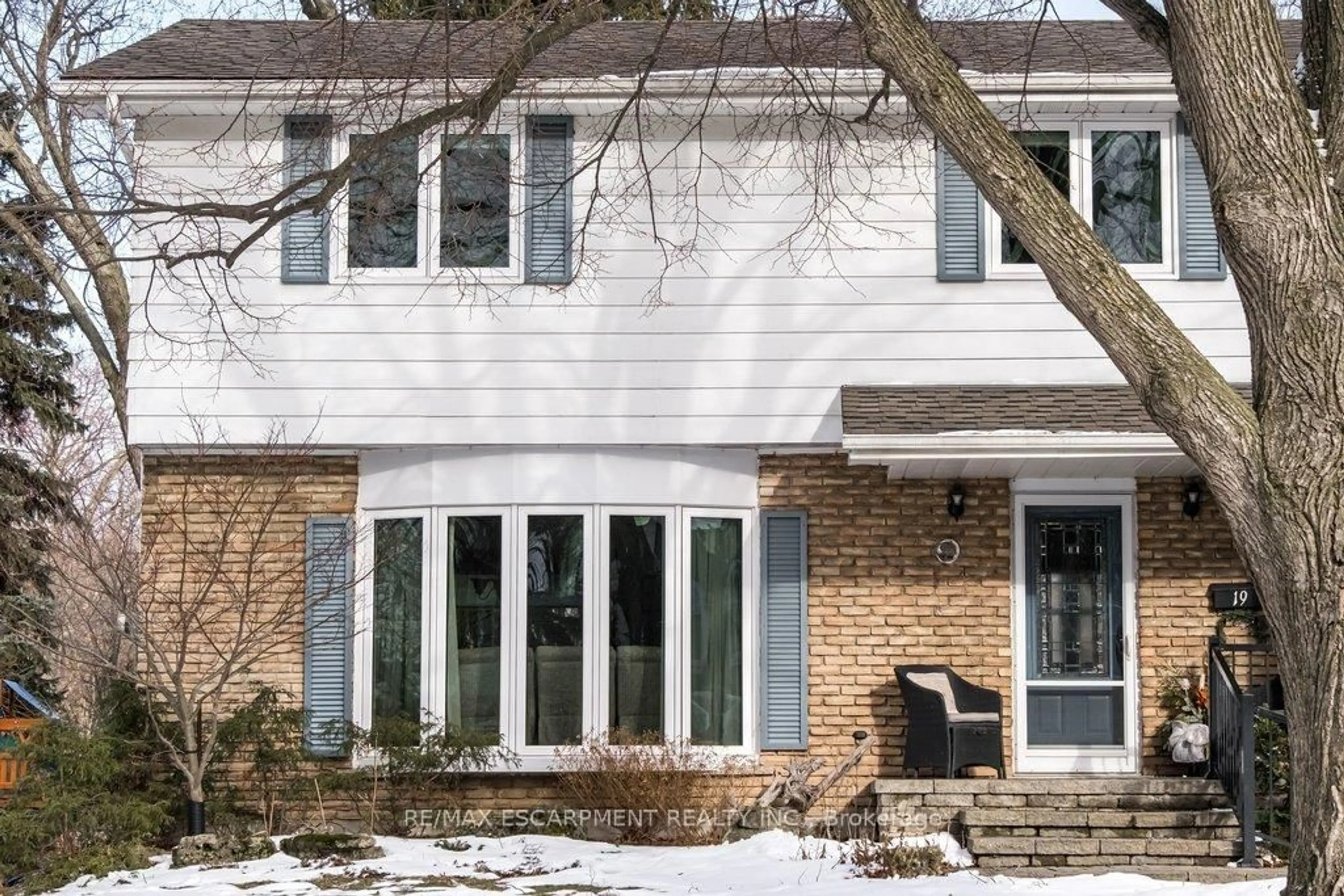 Home with brick exterior material, street for 19 Chateau Crt, Hamilton Ontario L9C 5P3