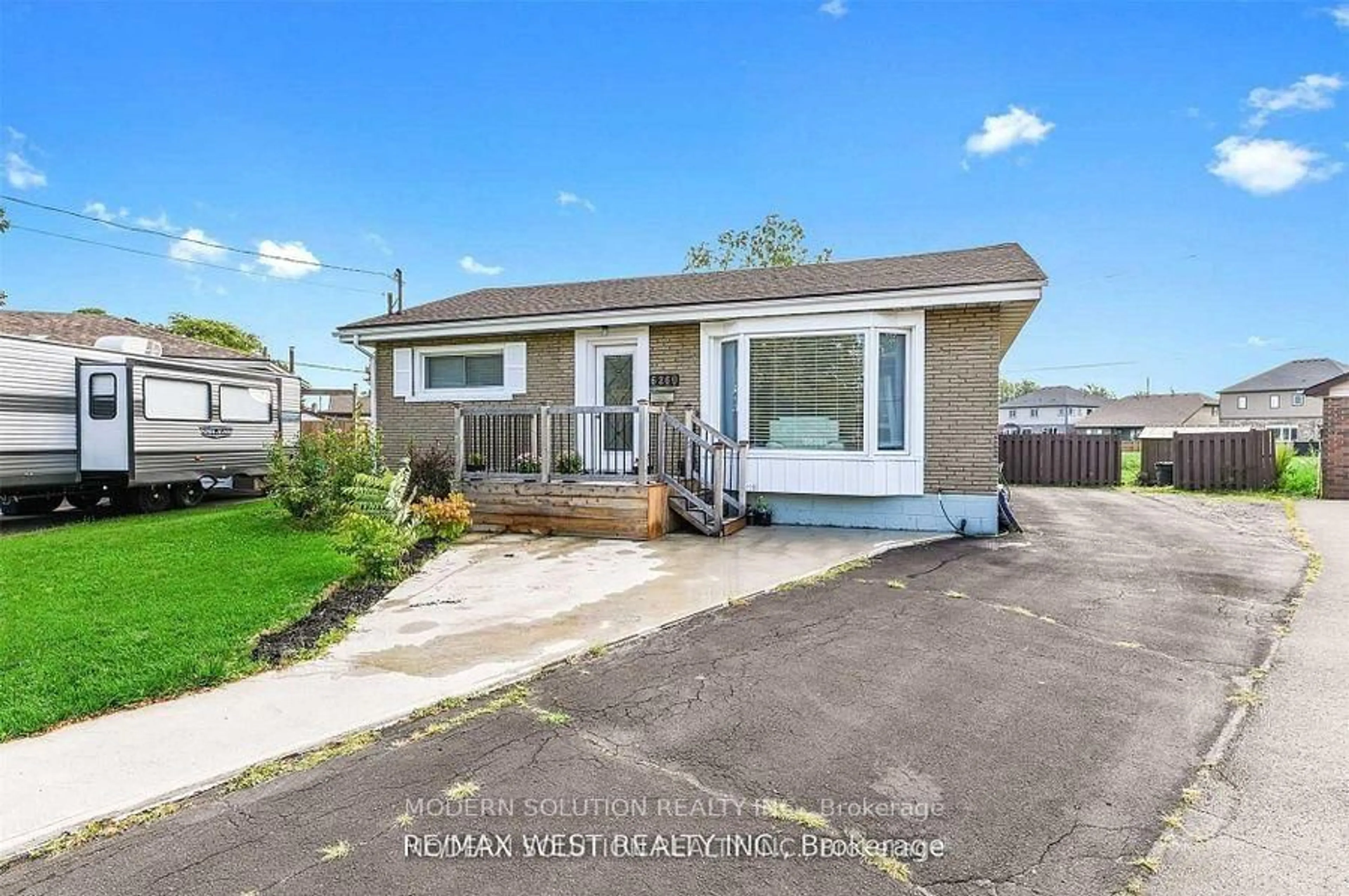 Home with vinyl exterior material, street for 6260 Ellsworth Pl, Niagara Falls Ontario L2G 4S7