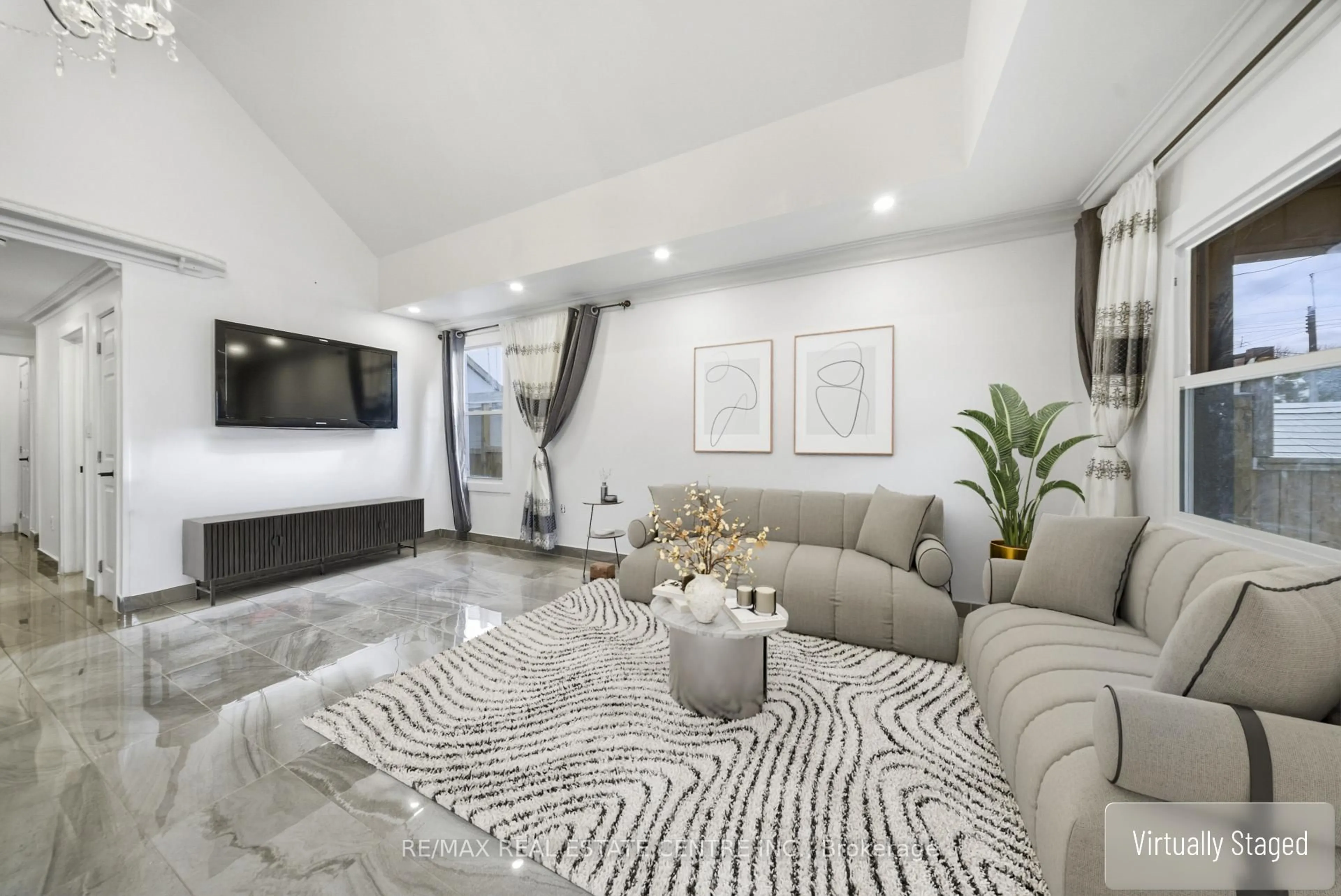 Living room with furniture, unknown for 118 Cope St, Hamilton Ontario L8H 5B4