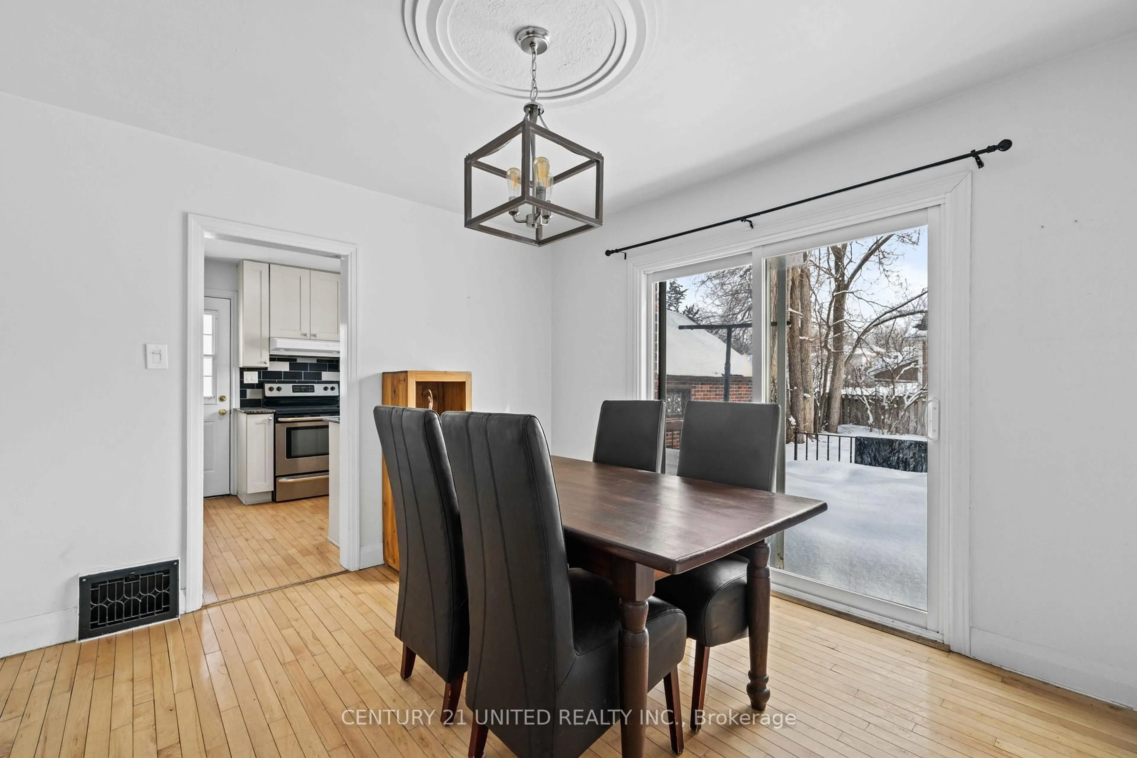 Dining room, wood/laminate floor for 598 Donegal St, Peterborough Ontario K9H 4M4