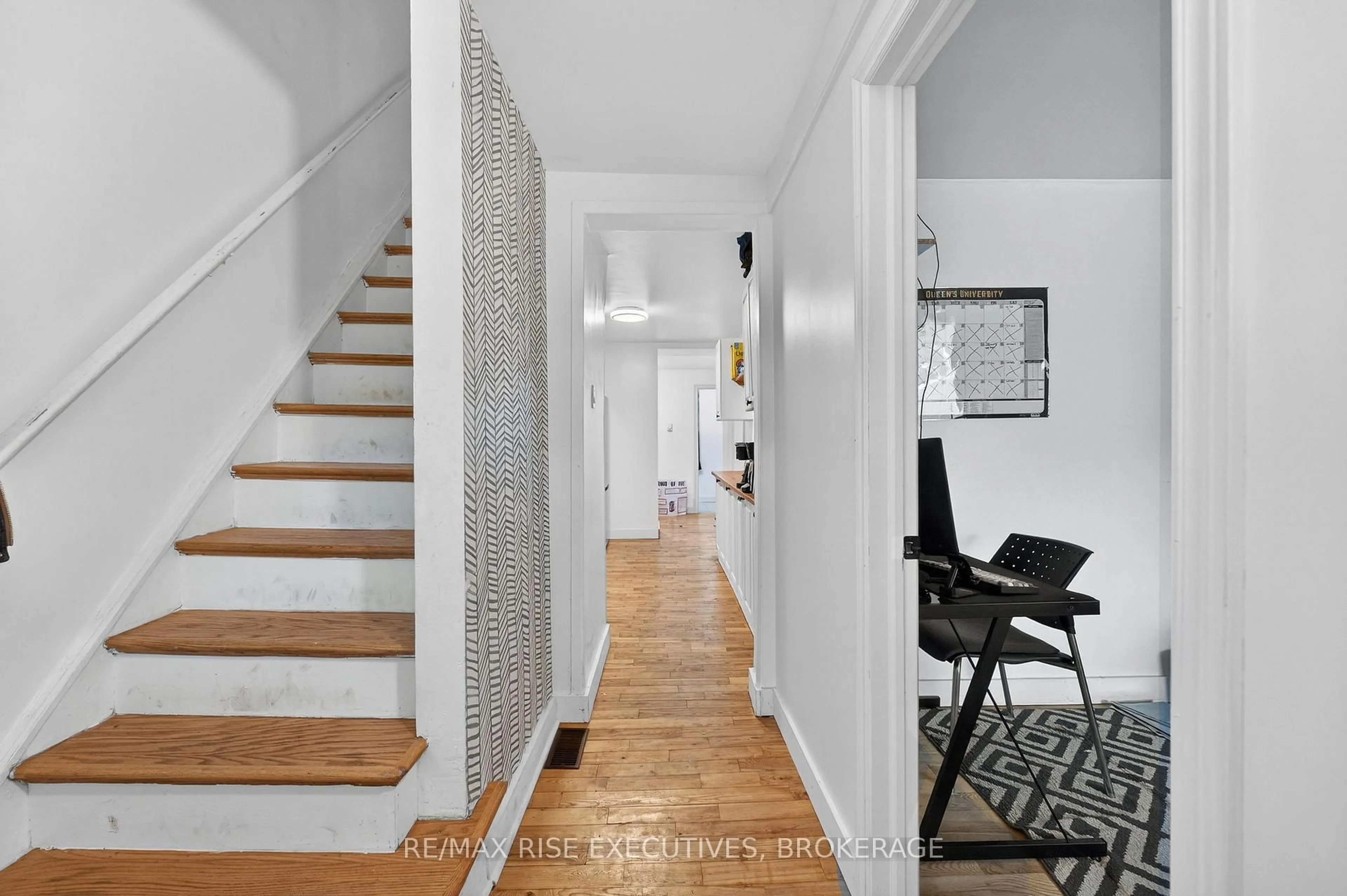 Indoor entryway for 203 Concession St, Kingston Ontario K7K 2B4