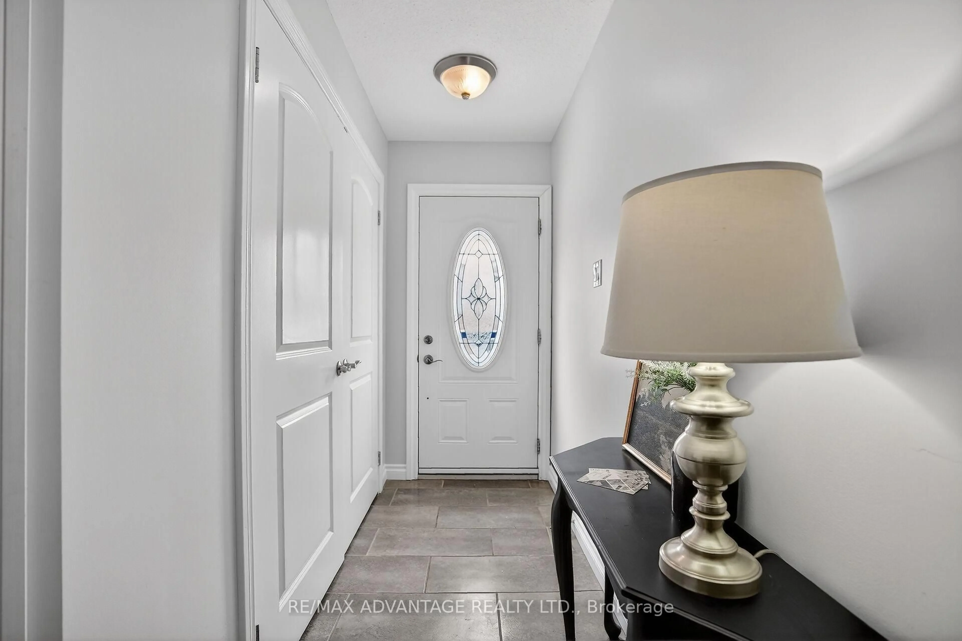Indoor entryway for 359 Everglade Cres, London North Ontario N6H 4M8