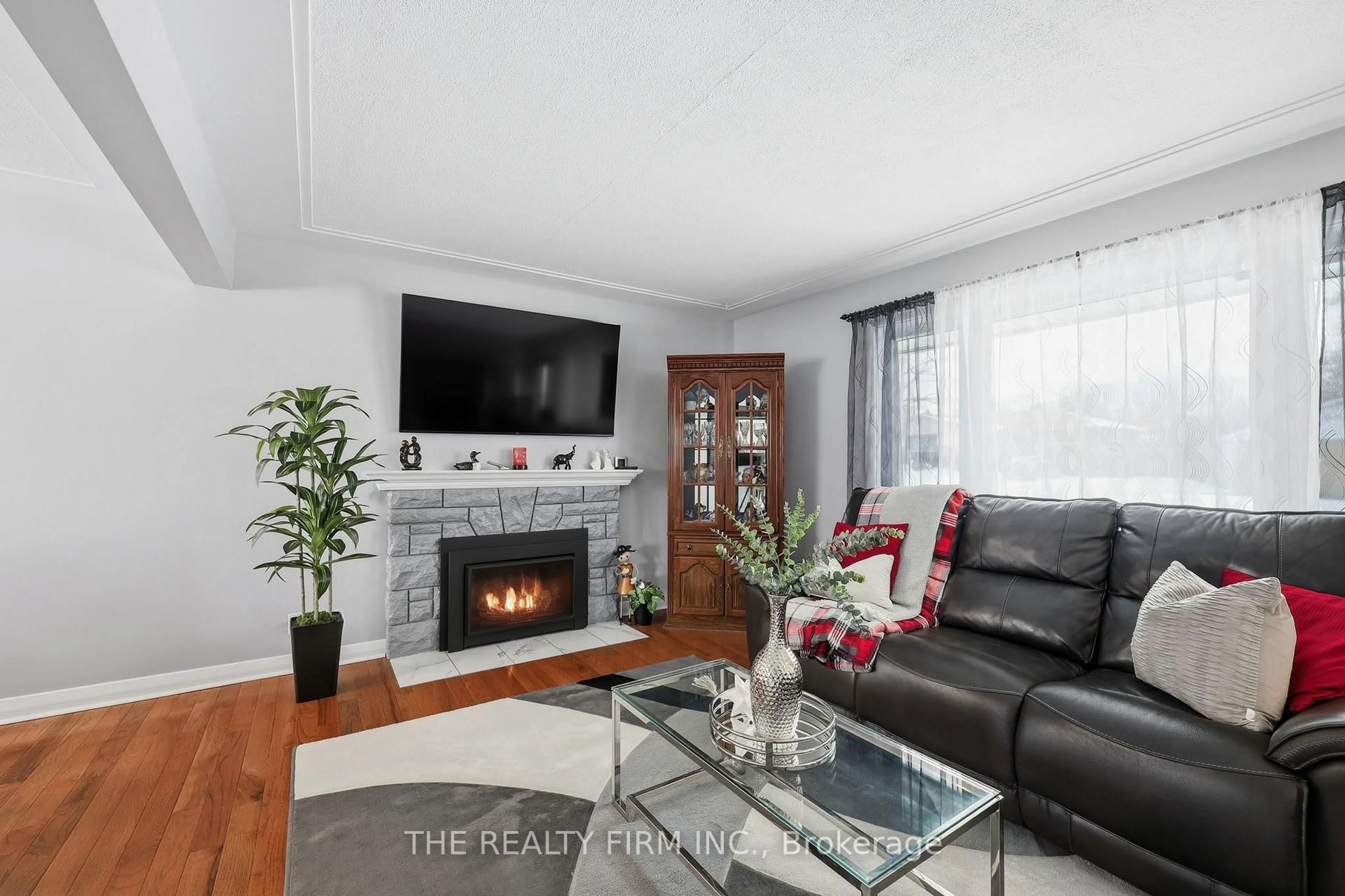 Living room with furniture, unknown for 192 Buckingham St, London South Ontario N5Z 3V5