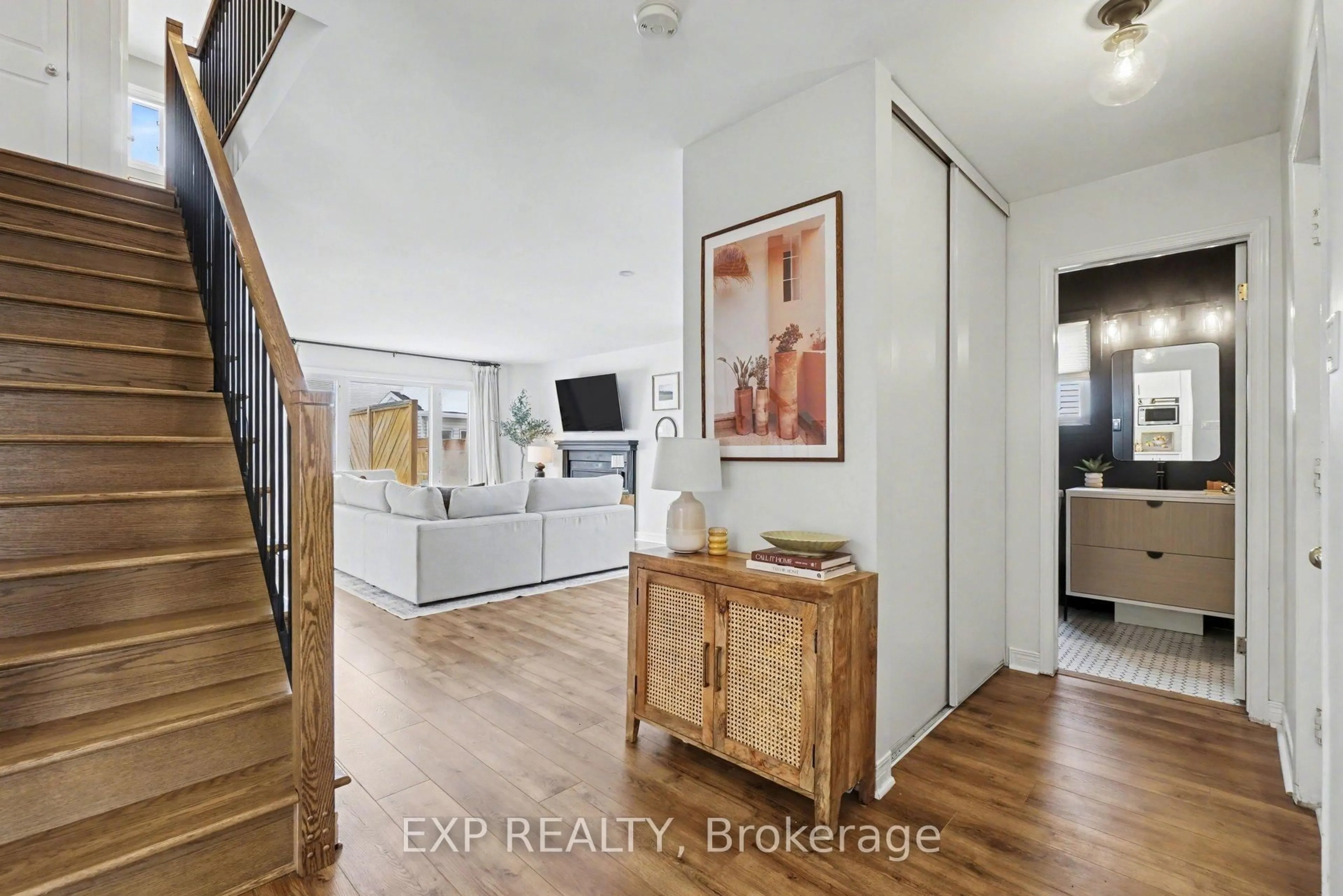 Indoor entryway for 710 Princess Louise Dr, Ottawa Ontario K4A 3G9