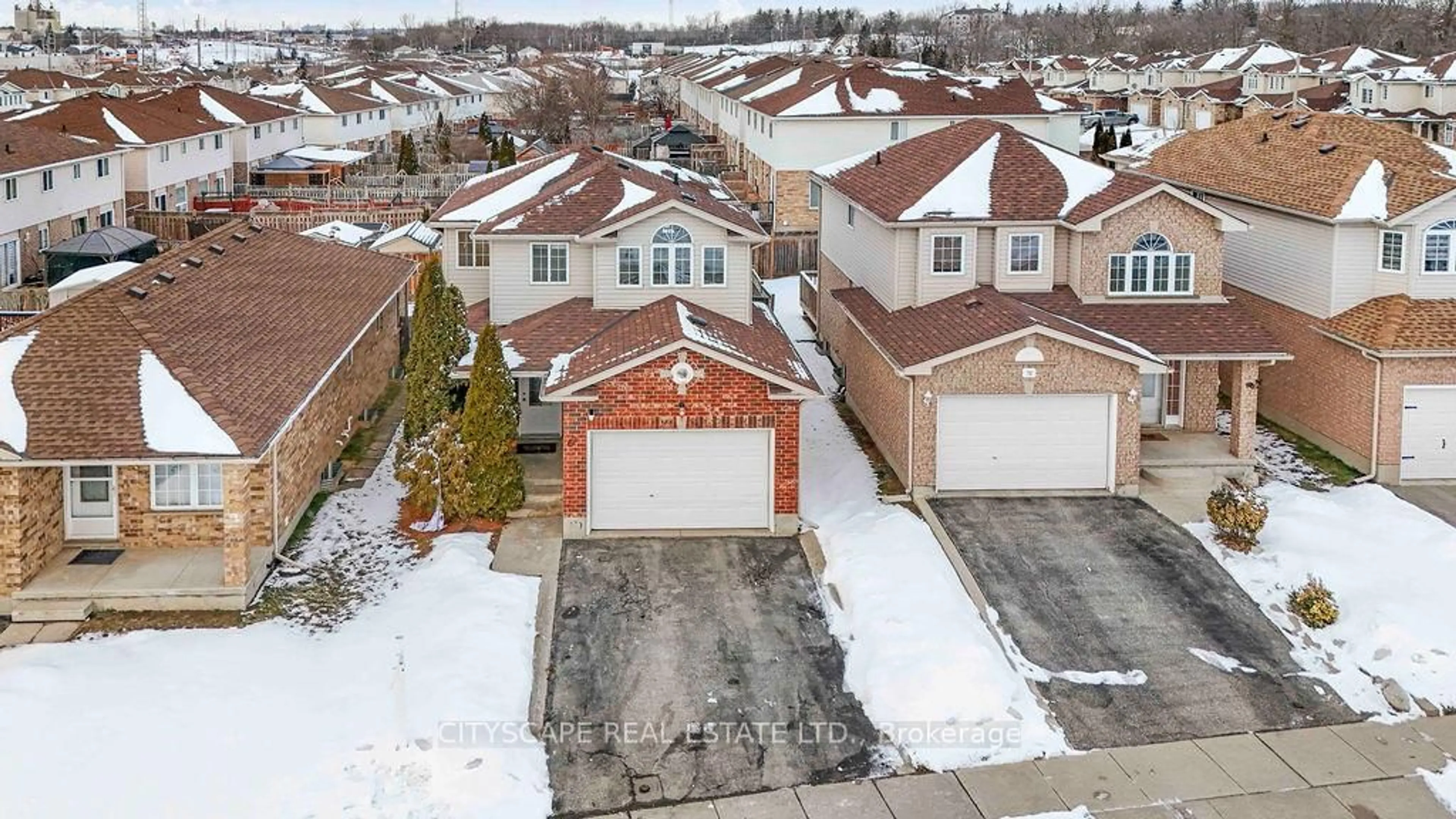 A pic from outside/outdoor area/front of a property/back of a property/a pic from drone, street for 67 Maple Bush Dr, Cambridge Ontario N1T 2C6