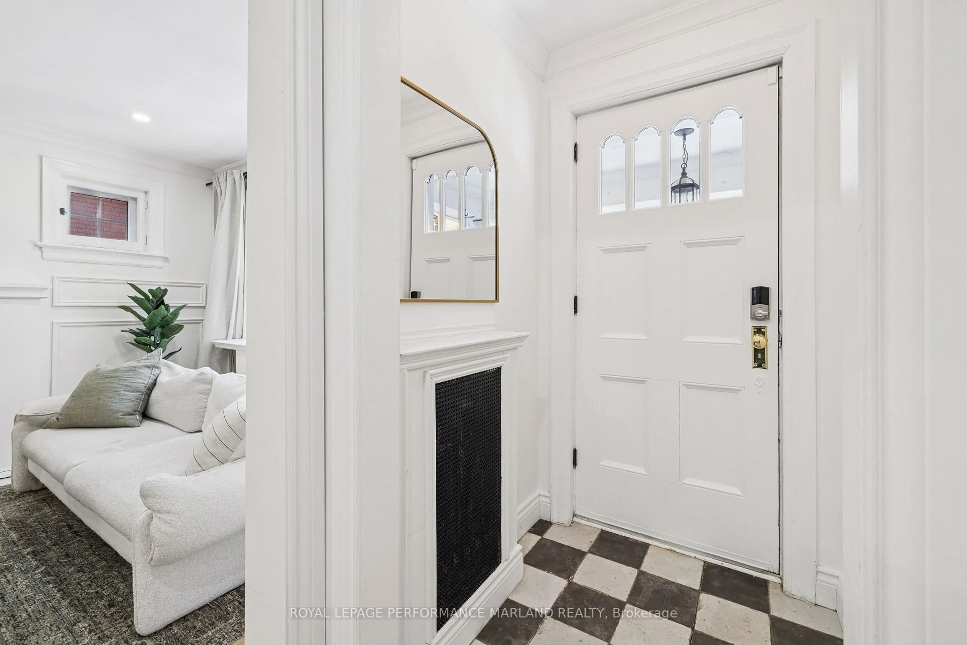Indoor entryway for 186 Aylmer Ave, Ottawa Ontario K1S 2Y6
