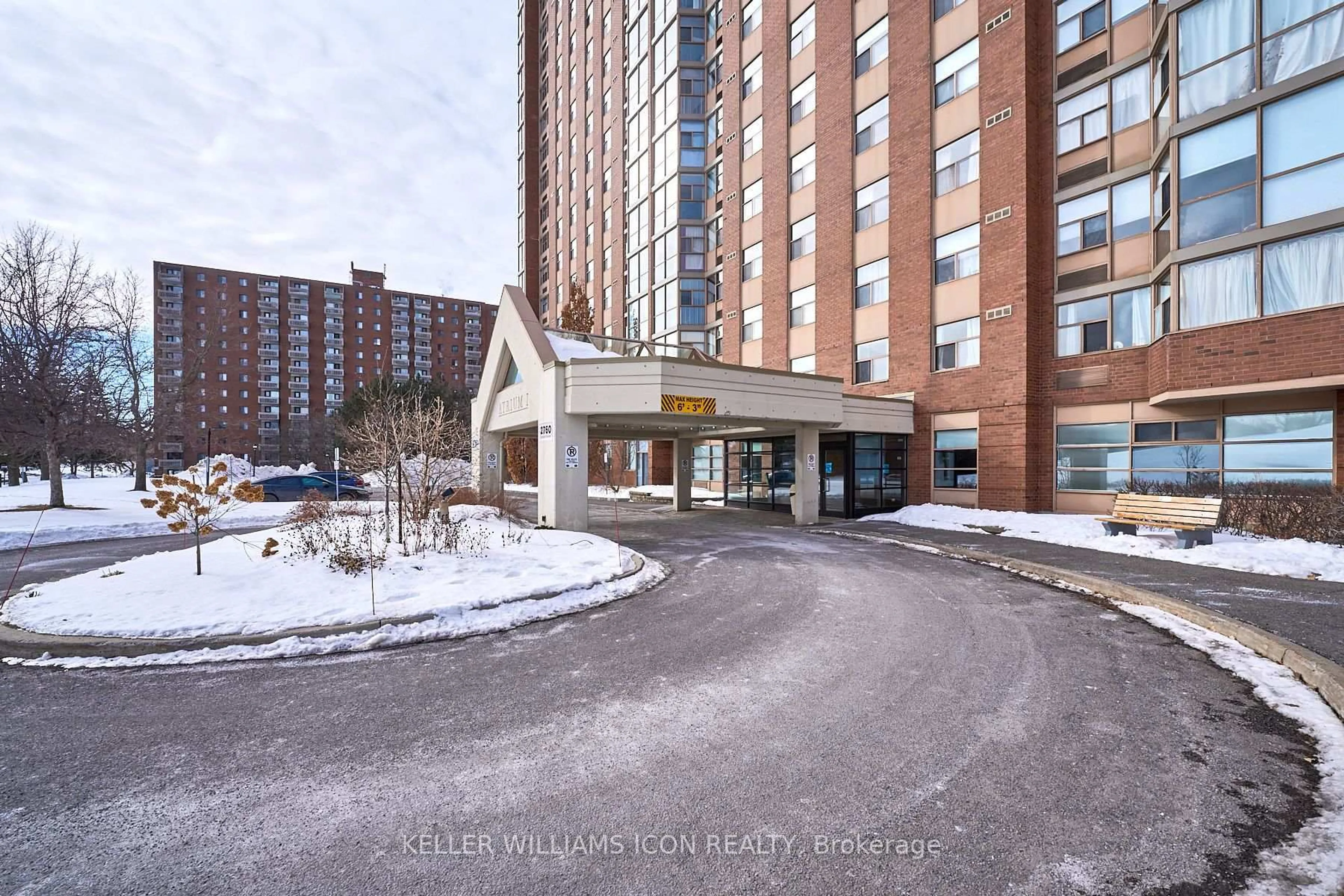 Indoor foyer for 2760 Carousel Cres #1011, Ottawa Ontario K1T 2N4