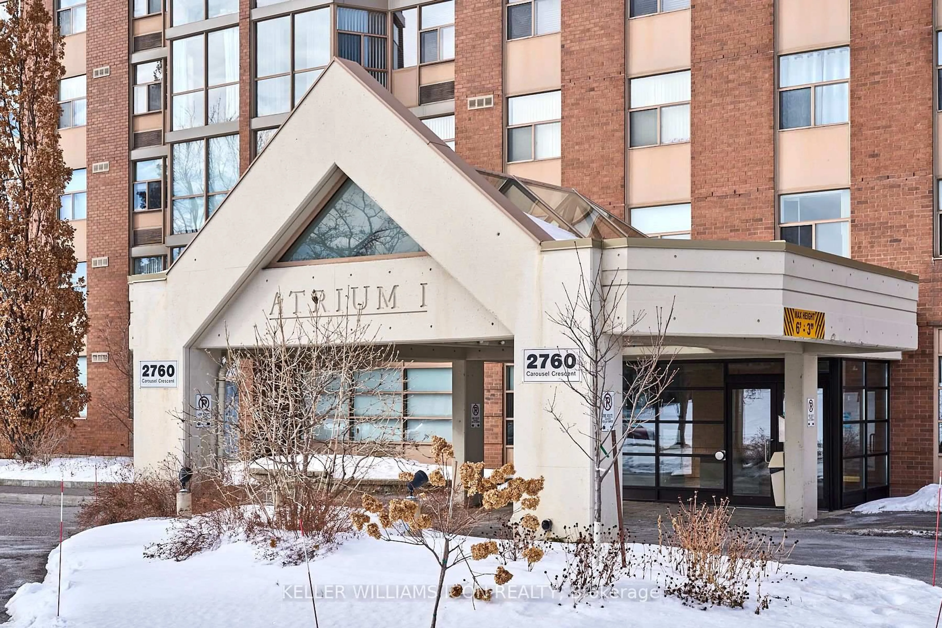 Indoor foyer for 2760 Carousel Cres #1011, Ottawa Ontario K1T 2N4