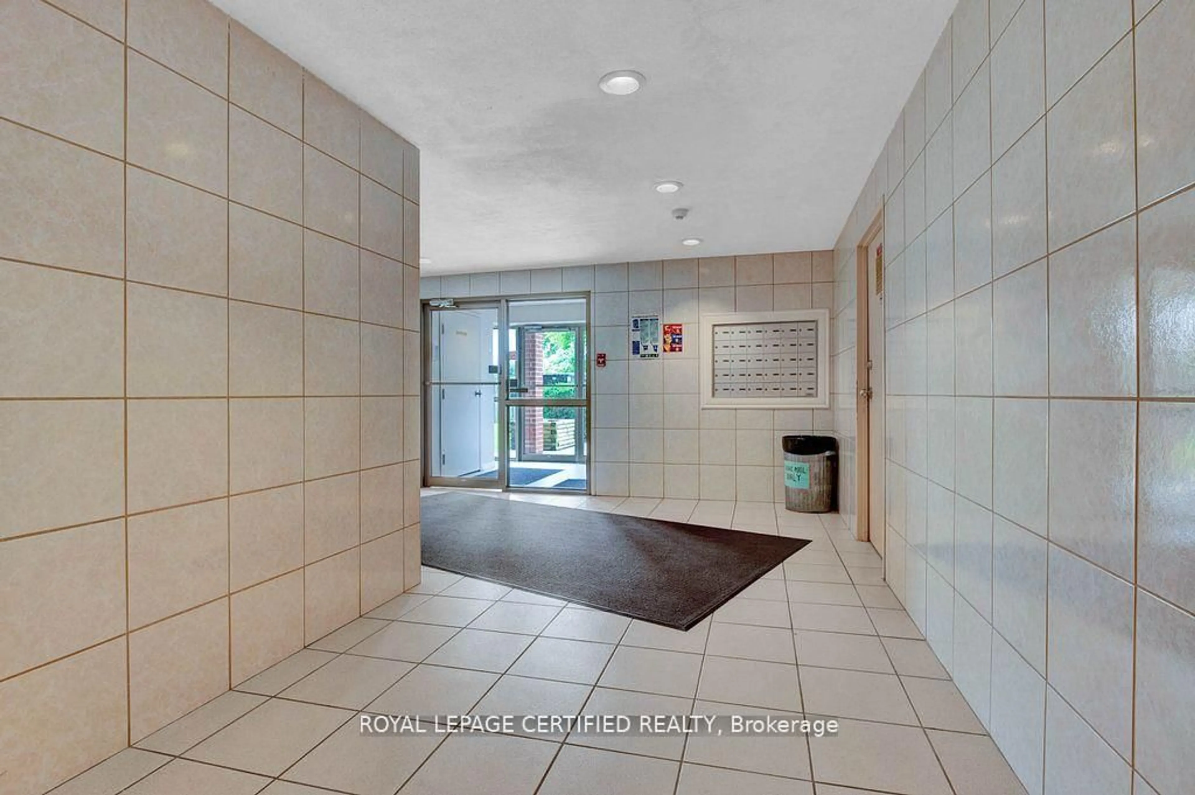 Indoor foyer for 626 FIRST St #301, London East Ontario N5V 2A2