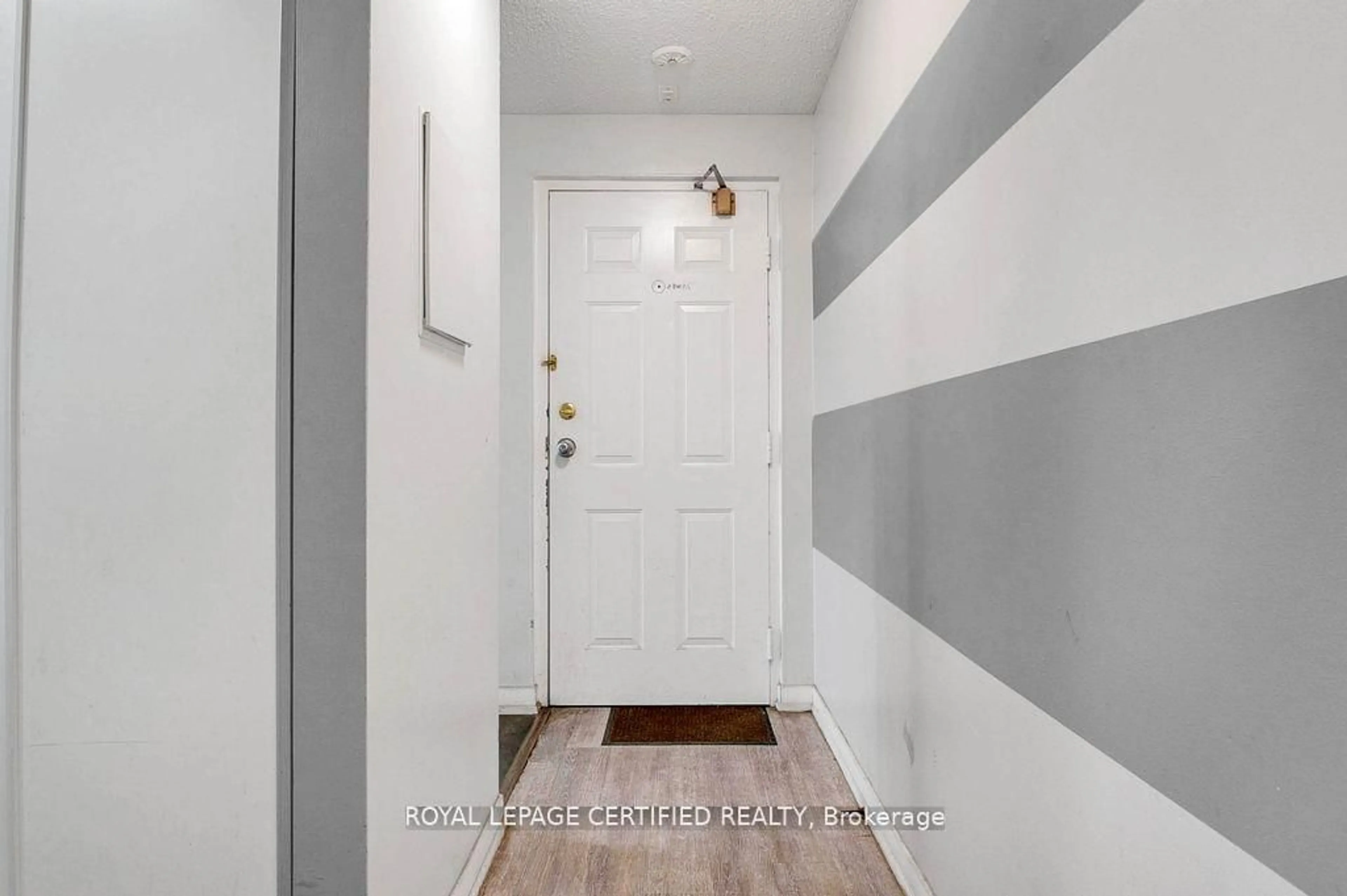 Indoor entryway for 626 FIRST St #301, London East Ontario N5V 2A2