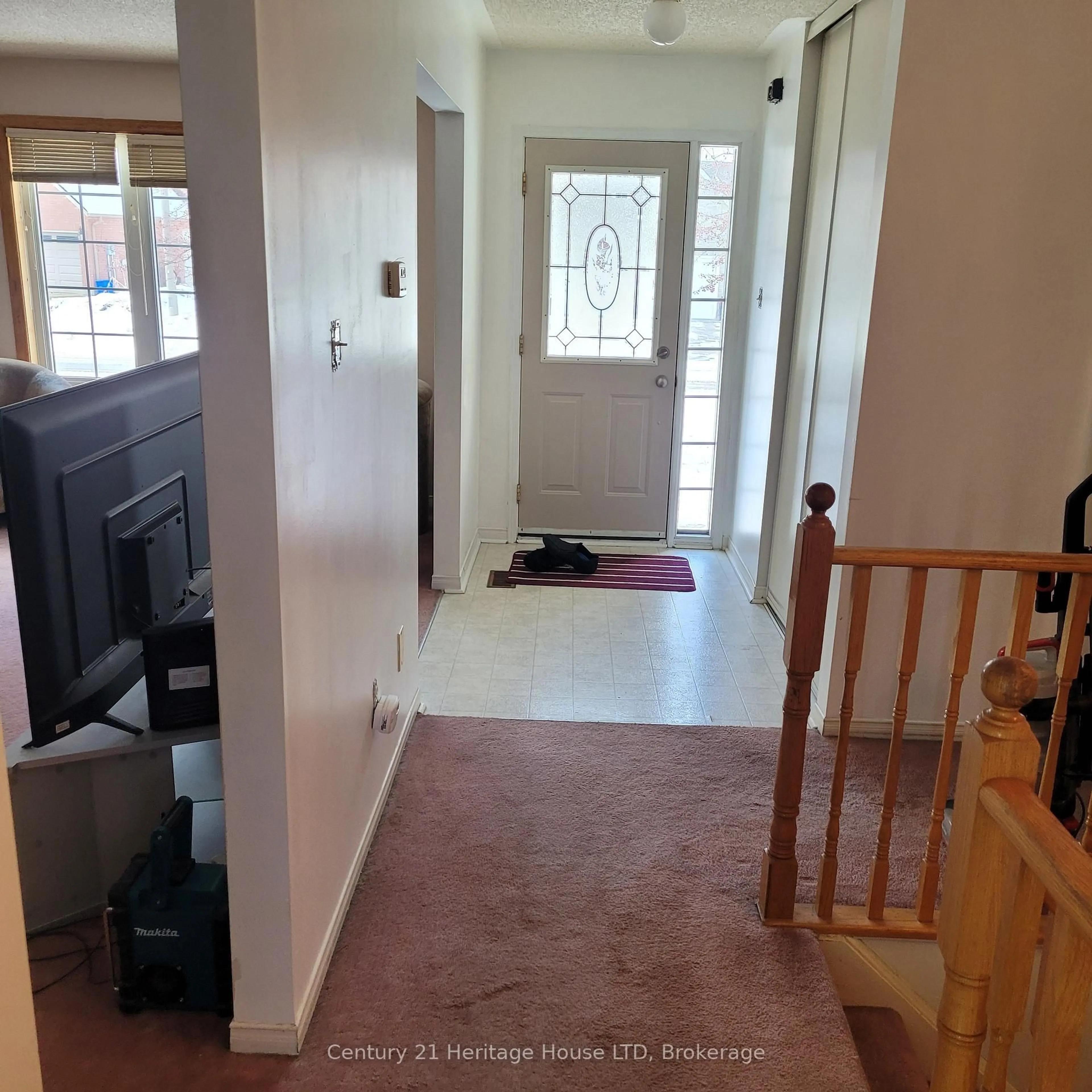 Indoor entryway for 17 Meadowbrook Lane, Pelham Ontario L0S 1E4