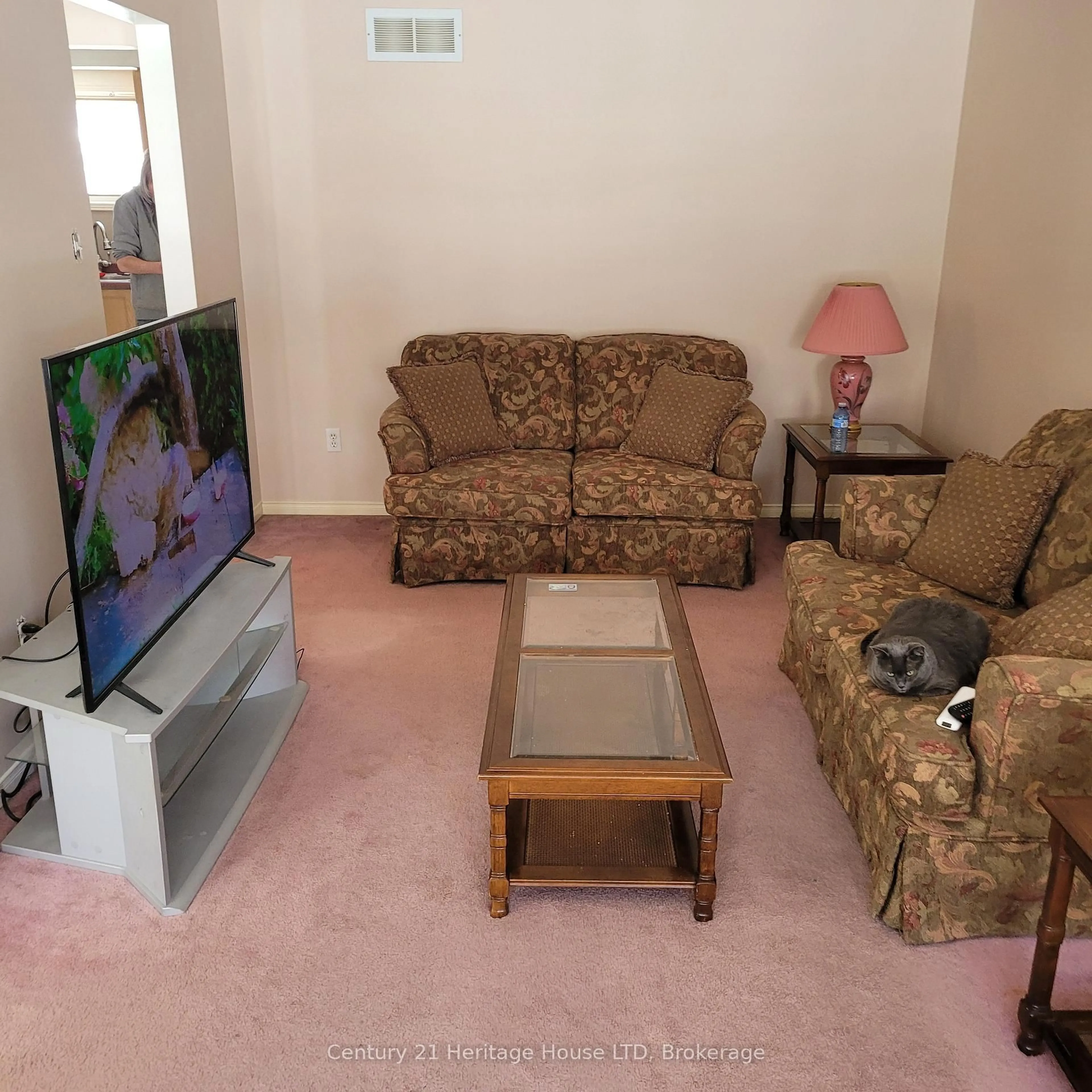 Living room with furniture, carpet floor for 17 Meadowbrook Lane, Pelham Ontario L0S 1E4