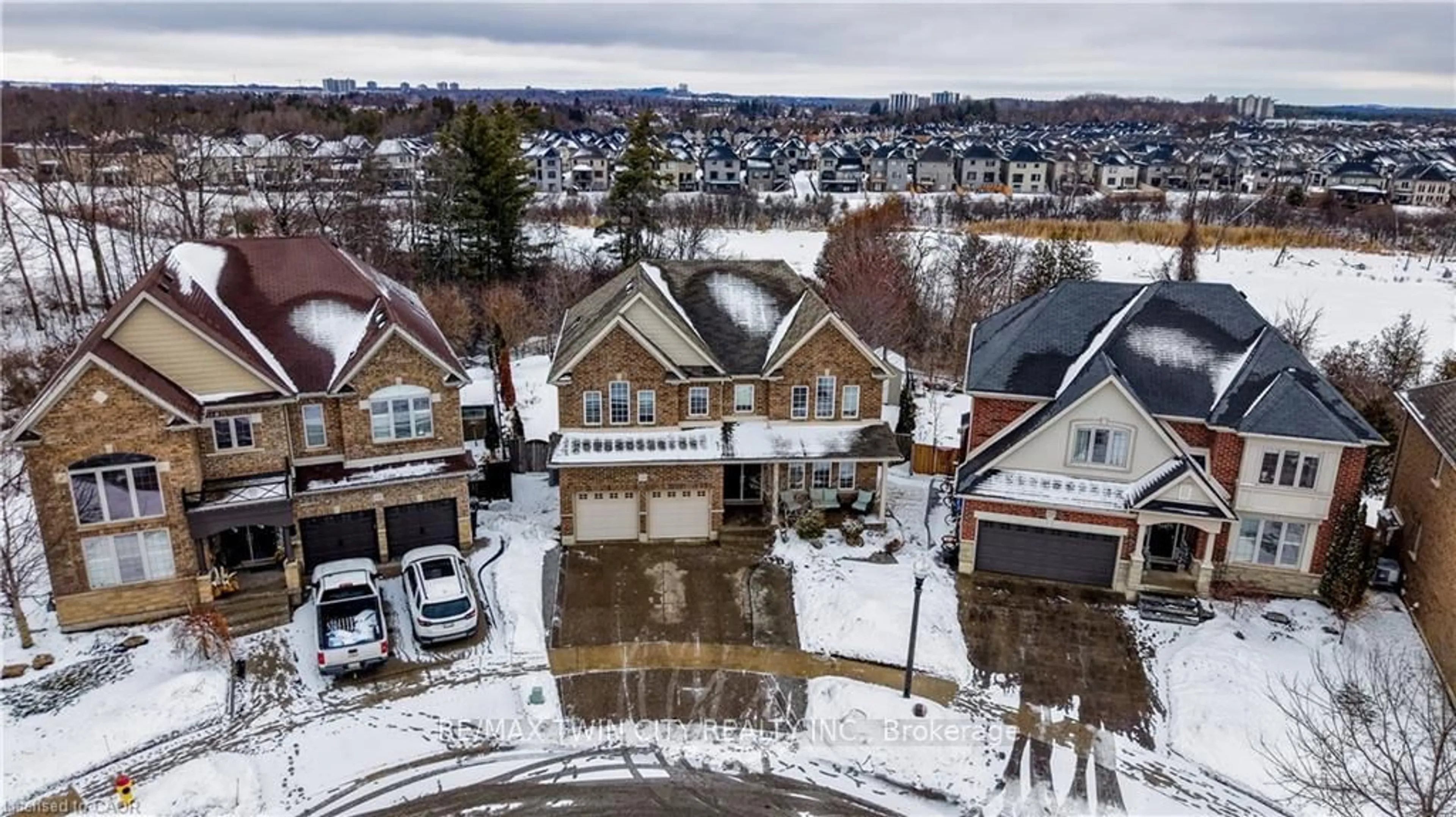 A pic from outside/outdoor area/front of a property/back of a property/a pic from drone, unknown for 928 EVENS POND Crt, Kitchener Ontario N2R 0B8