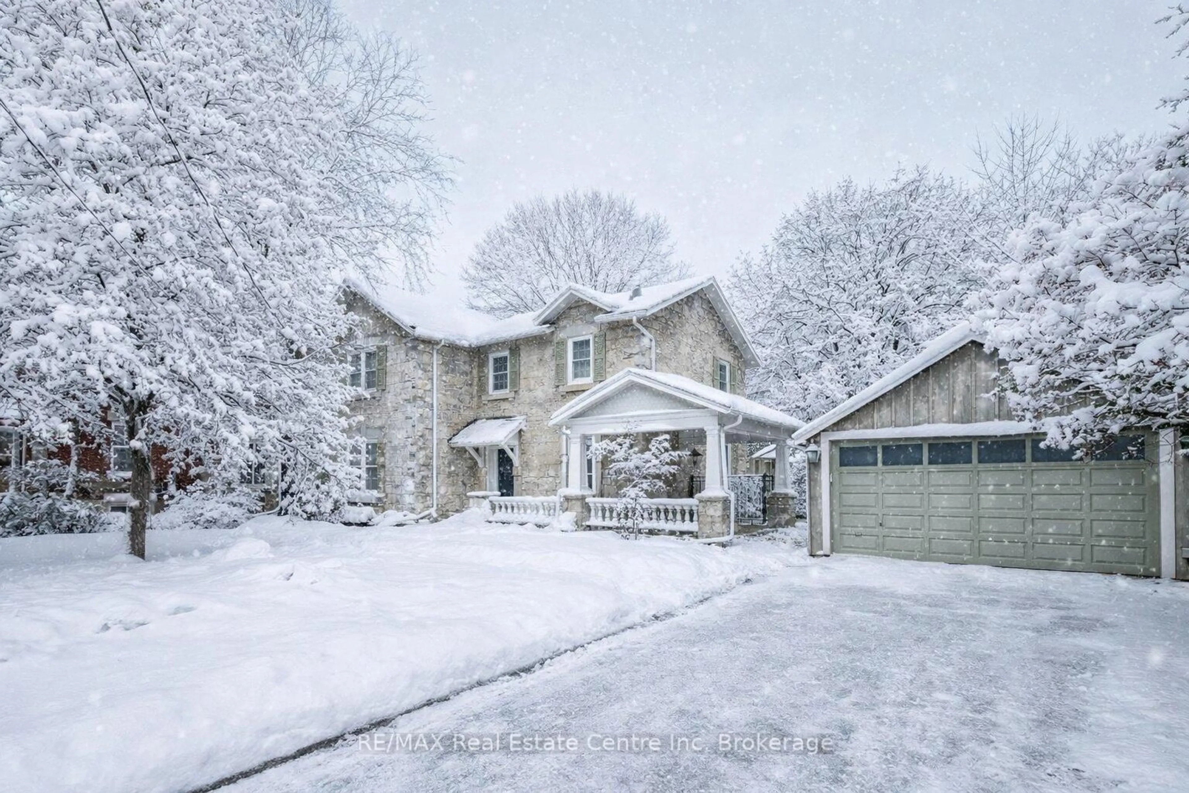 A pic from outside/outdoor area/front of a property/back of a property/a pic from drone, street for 15 Liverpool St, Guelph Ontario N1H 2K8