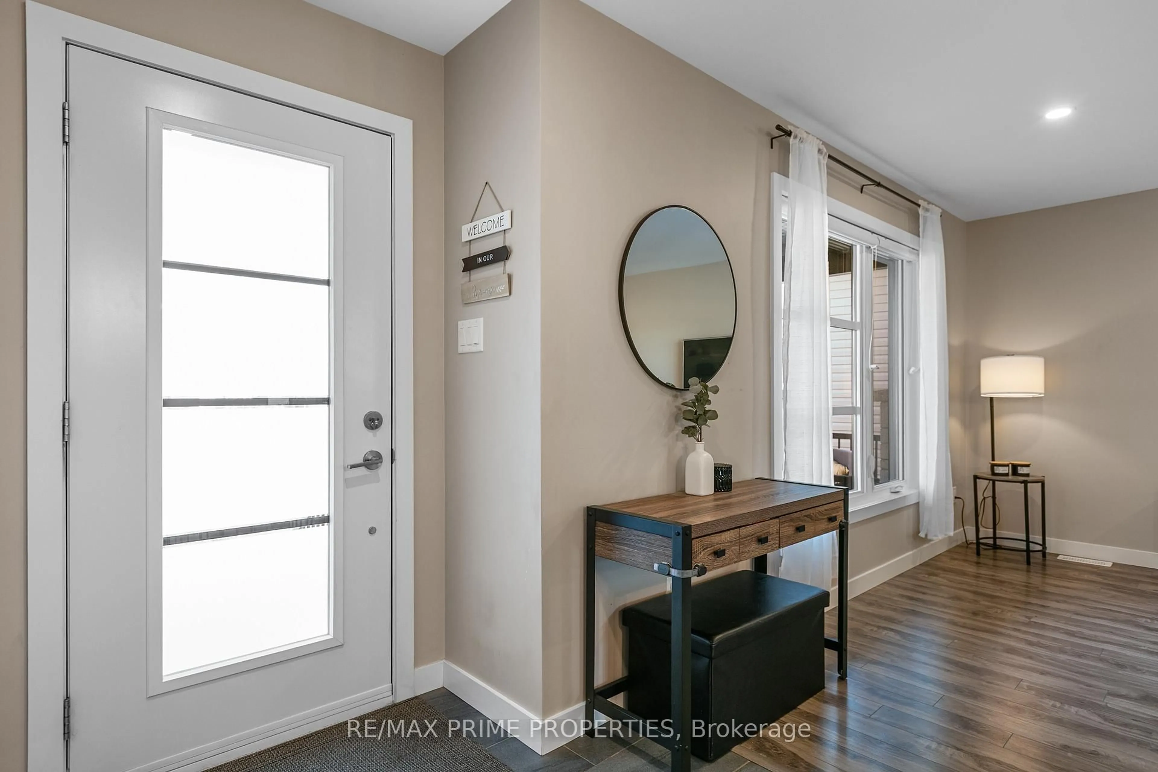 Indoor entryway for 208 Filion St, Russell Ontario K0A 1W0