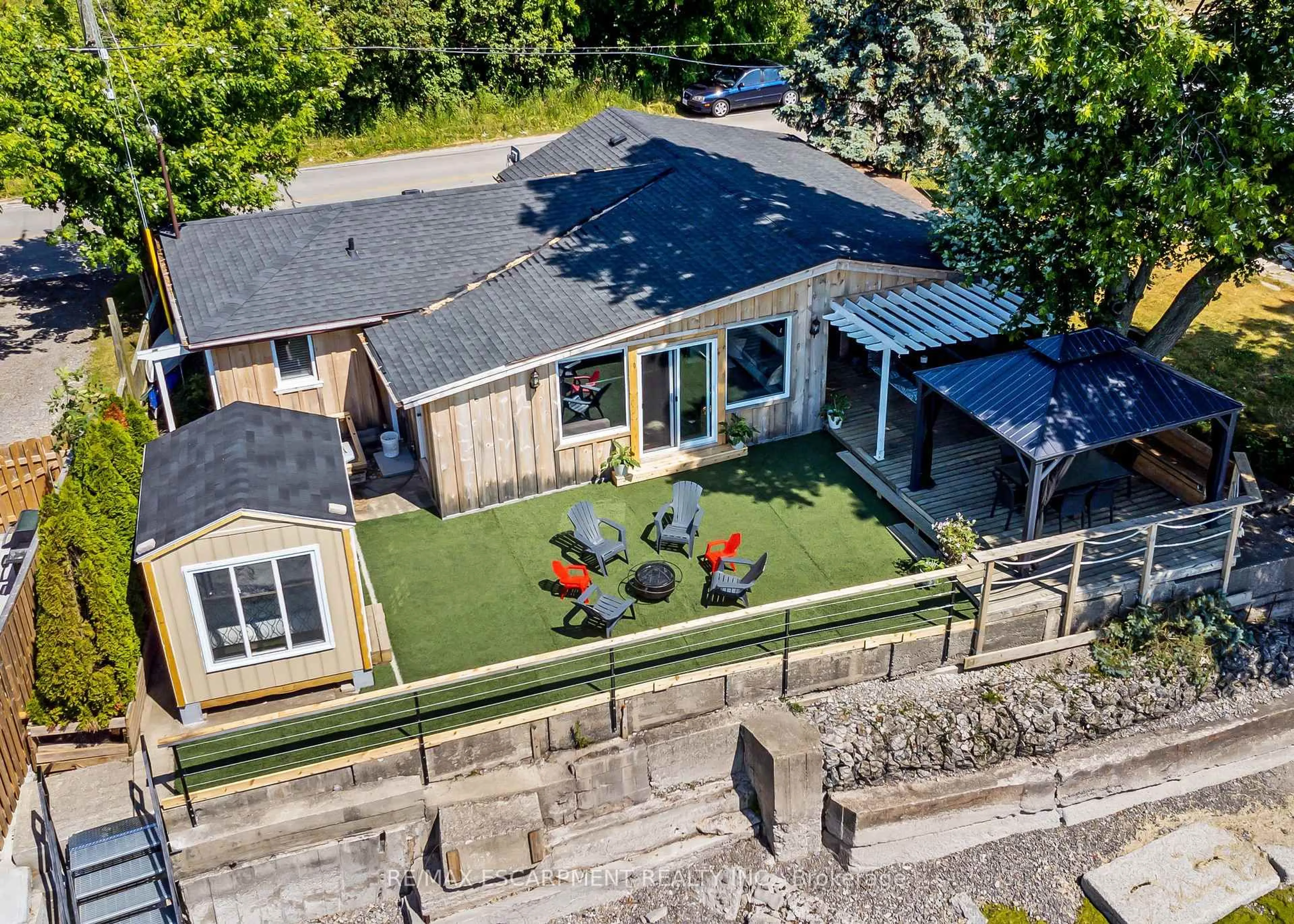 A pic from outside/outdoor area/front of a property/back of a property/a pic from drone, street for 2712 NORTH SHORE Dr, Haldimand Ontario N0A 1K0