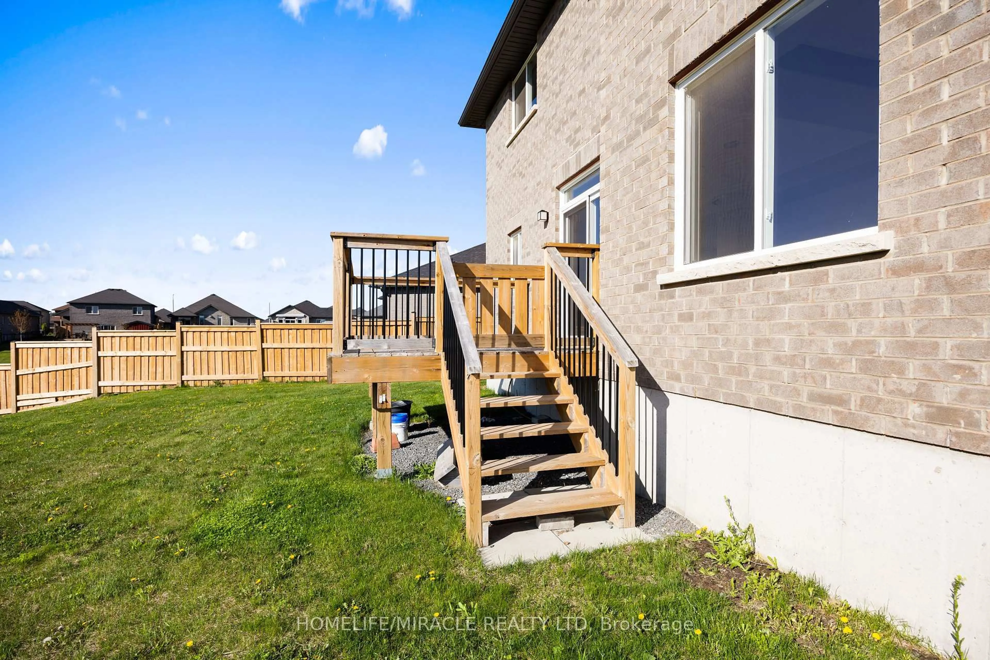 Patio, building for 15 Mavety Crt, Belleville Ontario K8N 0R6