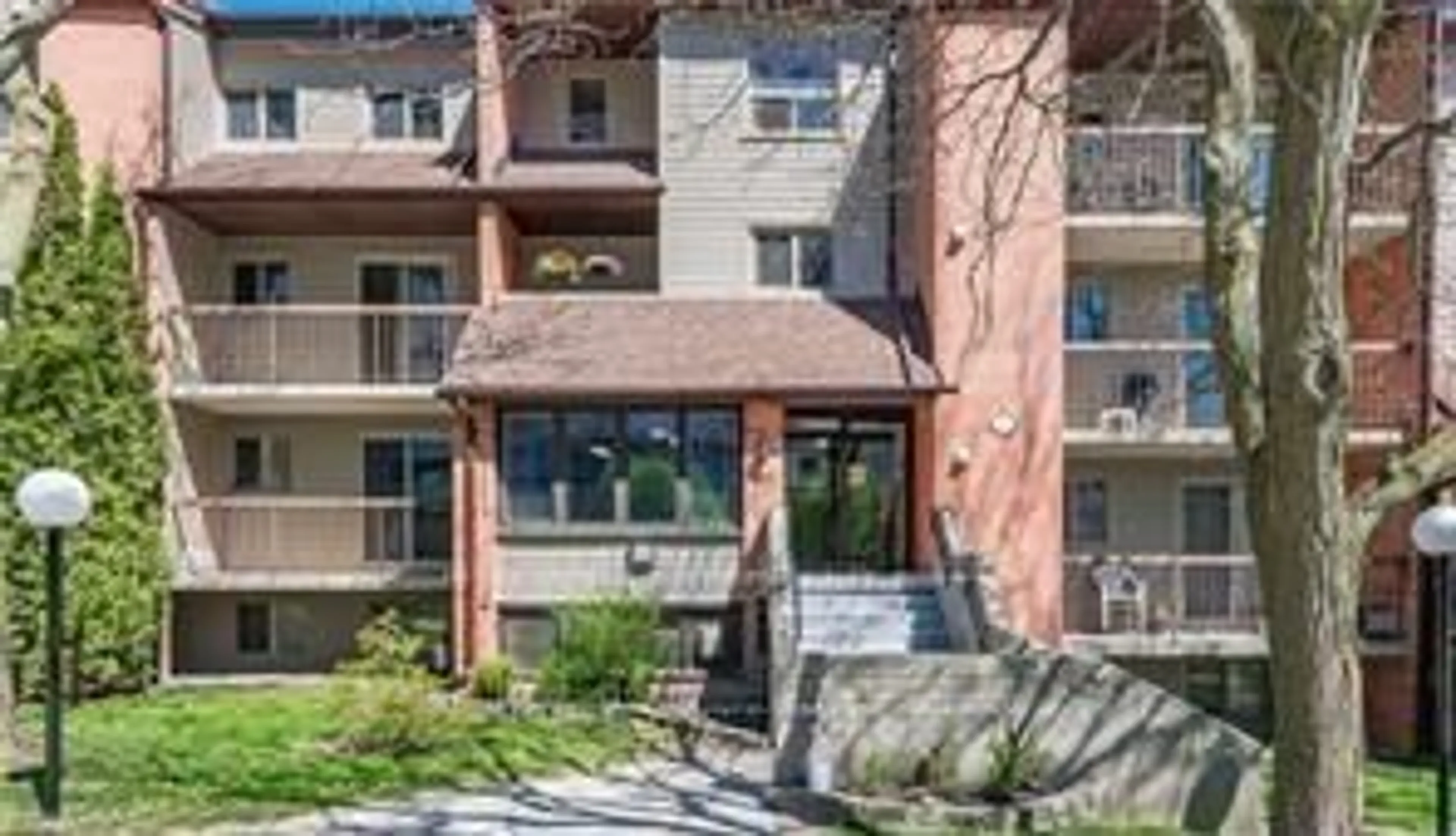 Patio, mountain view for 30 Hickory St #112, Waterloo Ontario N2J 4L4