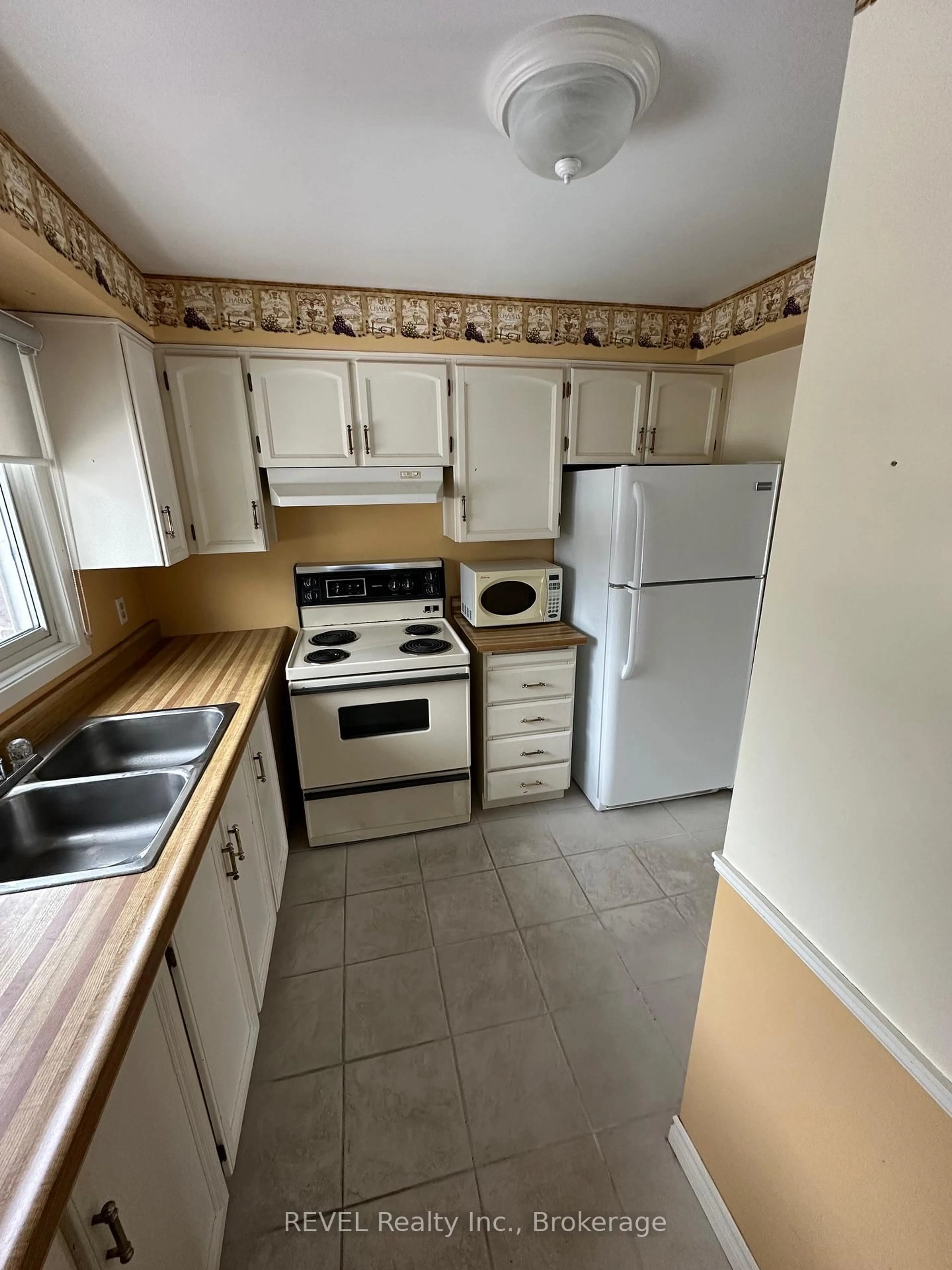 Standard kitchen, unknown for 151 Linwell Rd #62, St. Catharines Ontario L2N 6P3