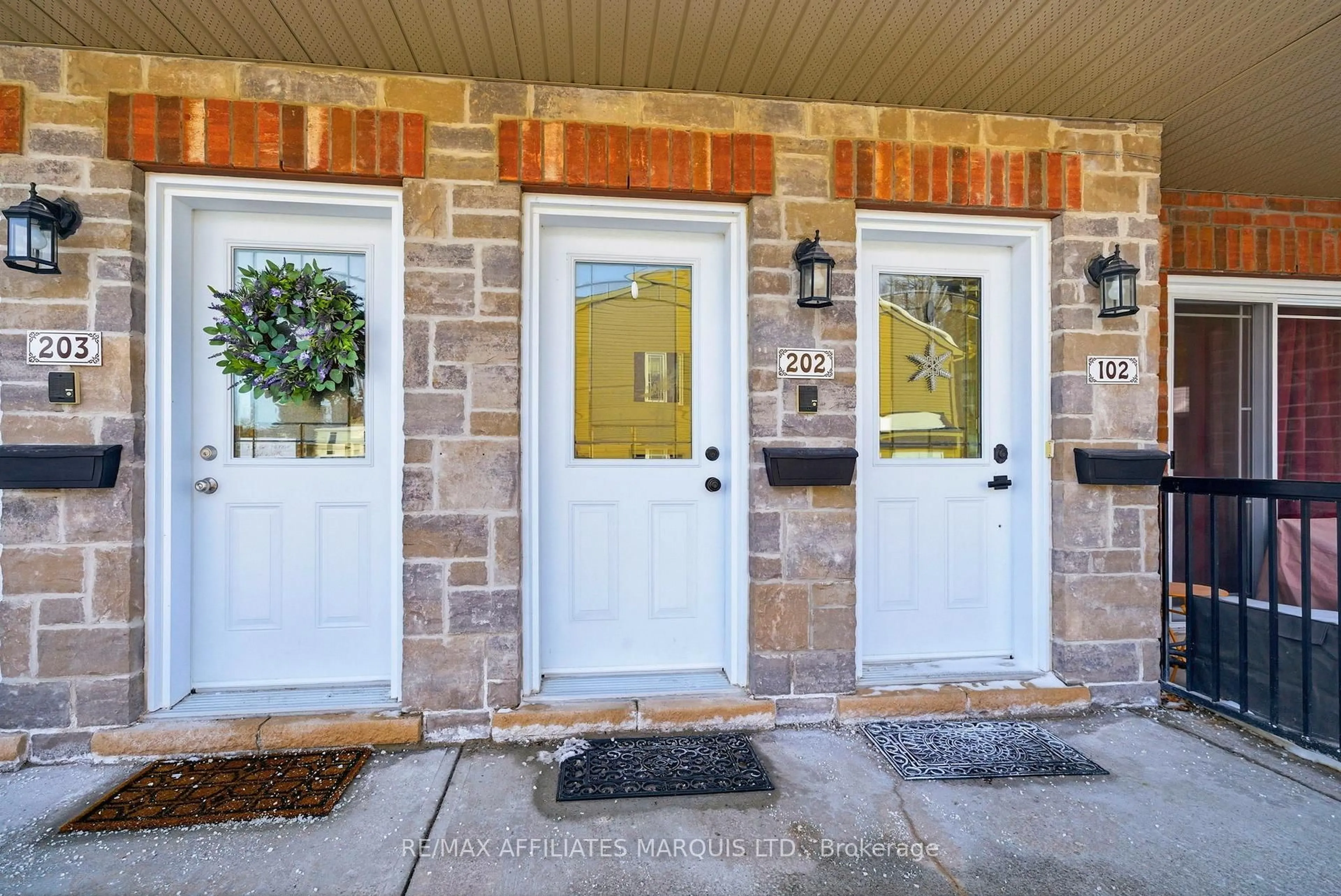 Indoor entryway for 222 First St #202, Cornwall Ontario K6H 0G2