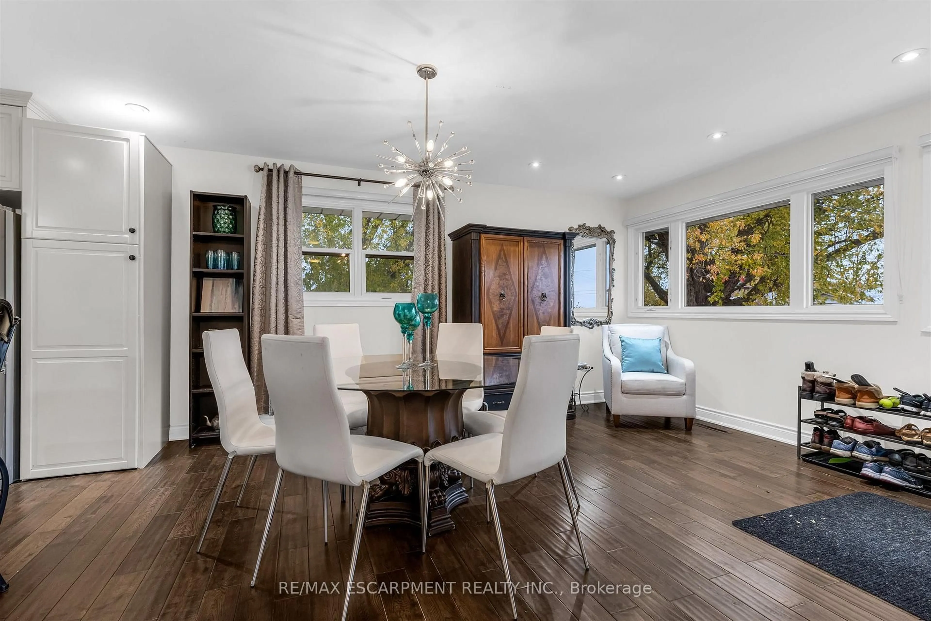 Dining room, wood/laminate floor for 21 Lakeside Dr, Grimsby Ontario L3M 2K9