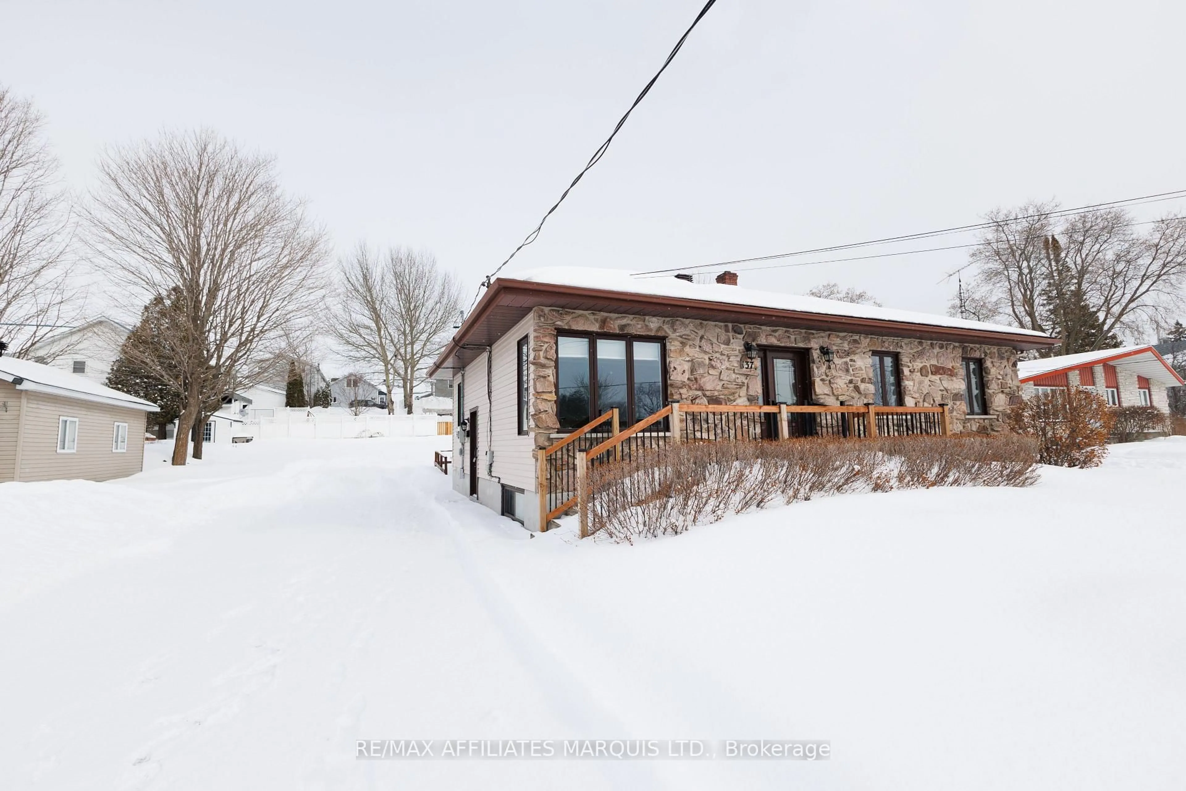 A pic from outside/outdoor area/front of a property/back of a property/a pic from drone, unknown for 137 Park Ave, North Glengarry Ontario K0C 1A0
