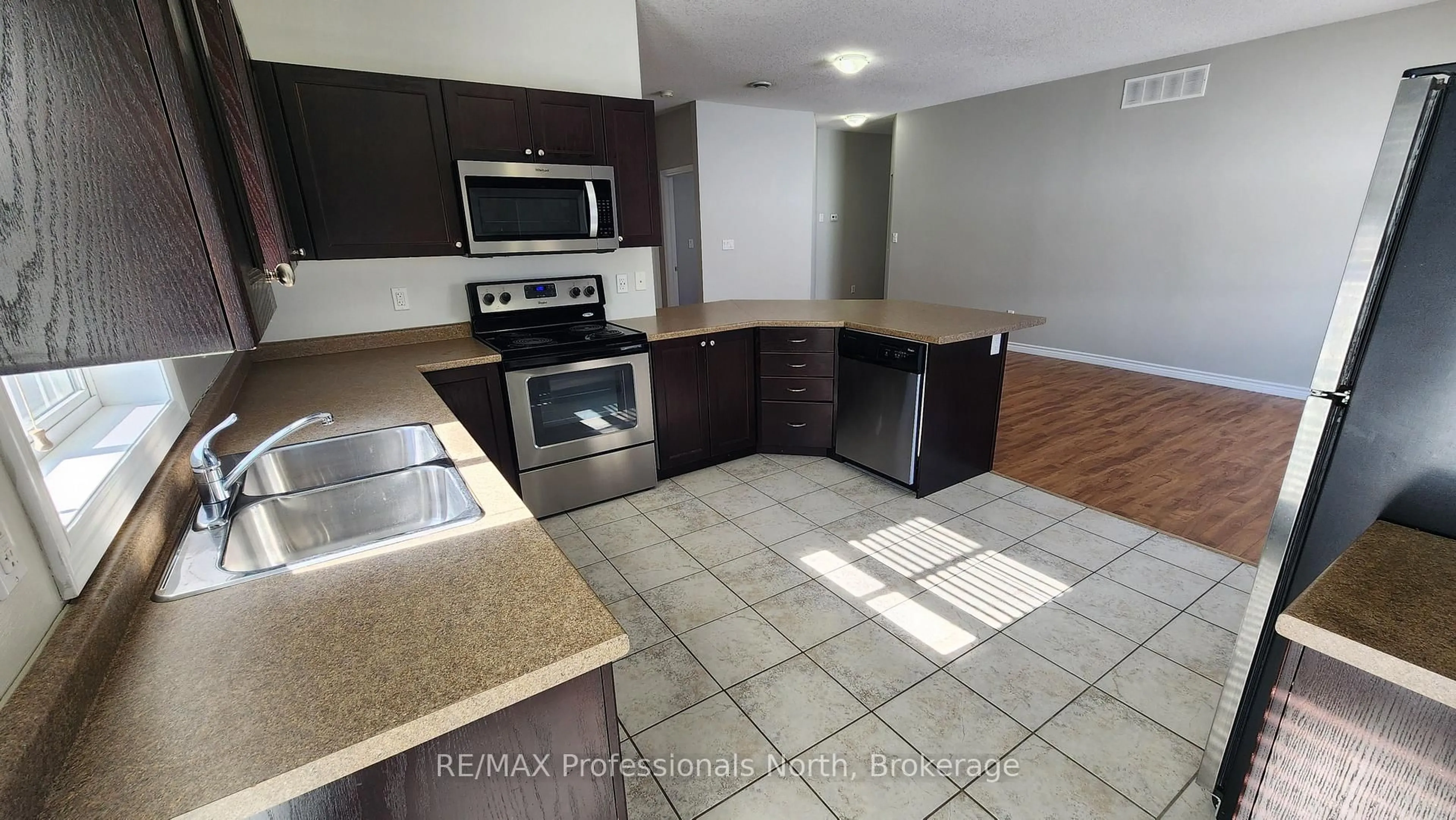 Open concept kitchen, ceramic/tile floor for 19 Duncan St, Huntsville Ontario P1H 1P6