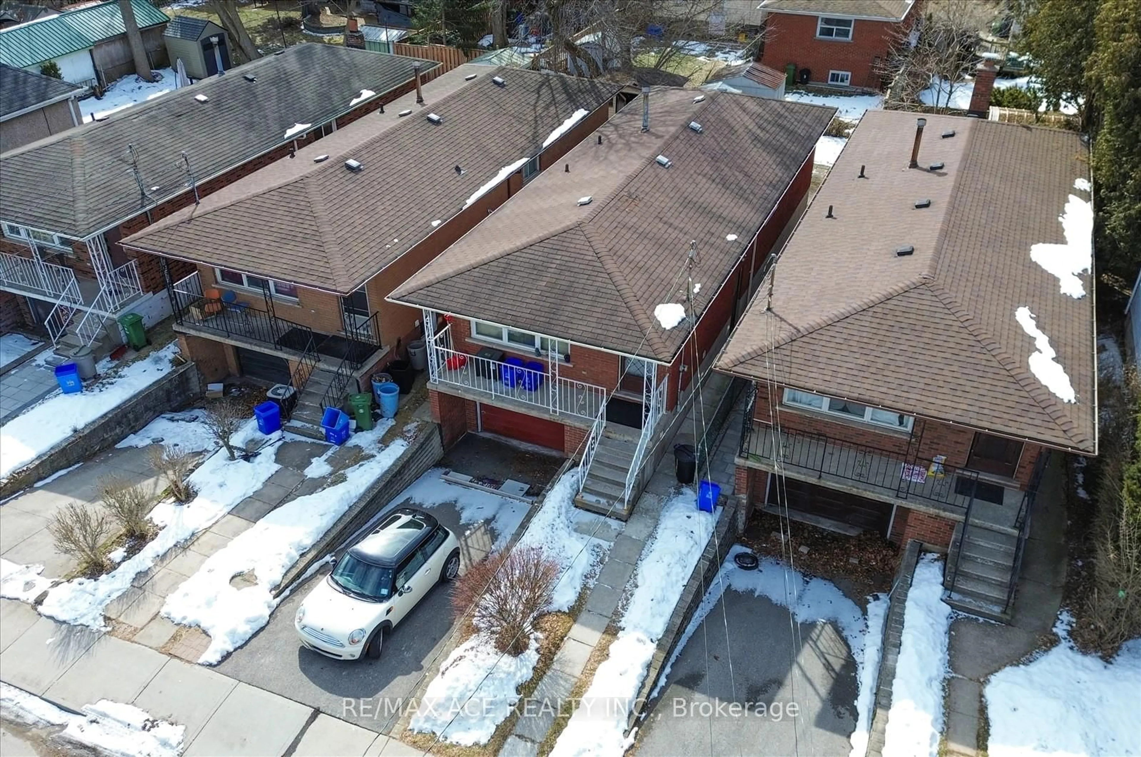 A pic from outside/outdoor area/front of a property/back of a property/a pic from drone, unknown for 83 Ward Ave, Hamilton Ontario L8S 2E8