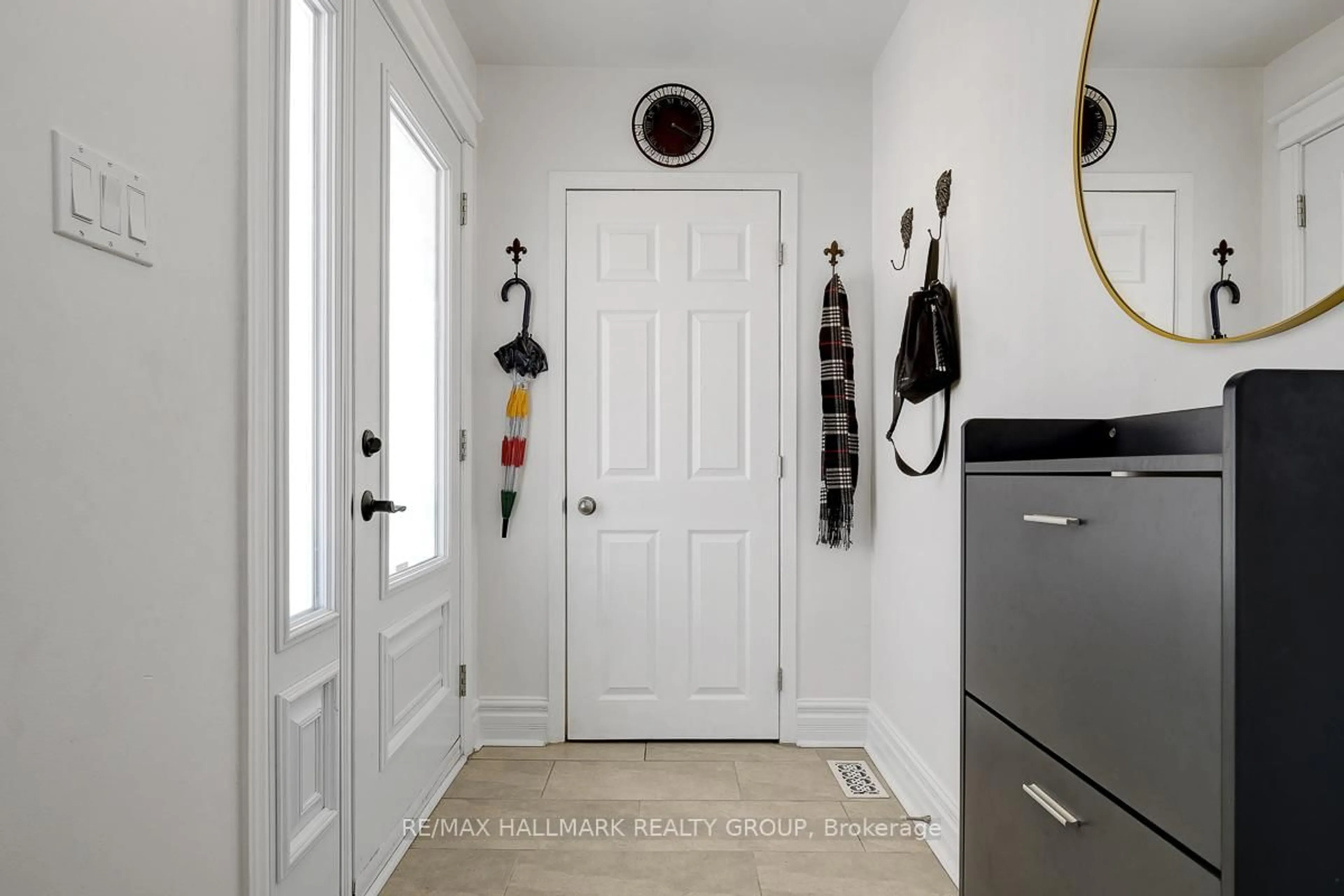 Indoor entryway for 2268 Utah St, Ottawa Ontario K1H 7W8