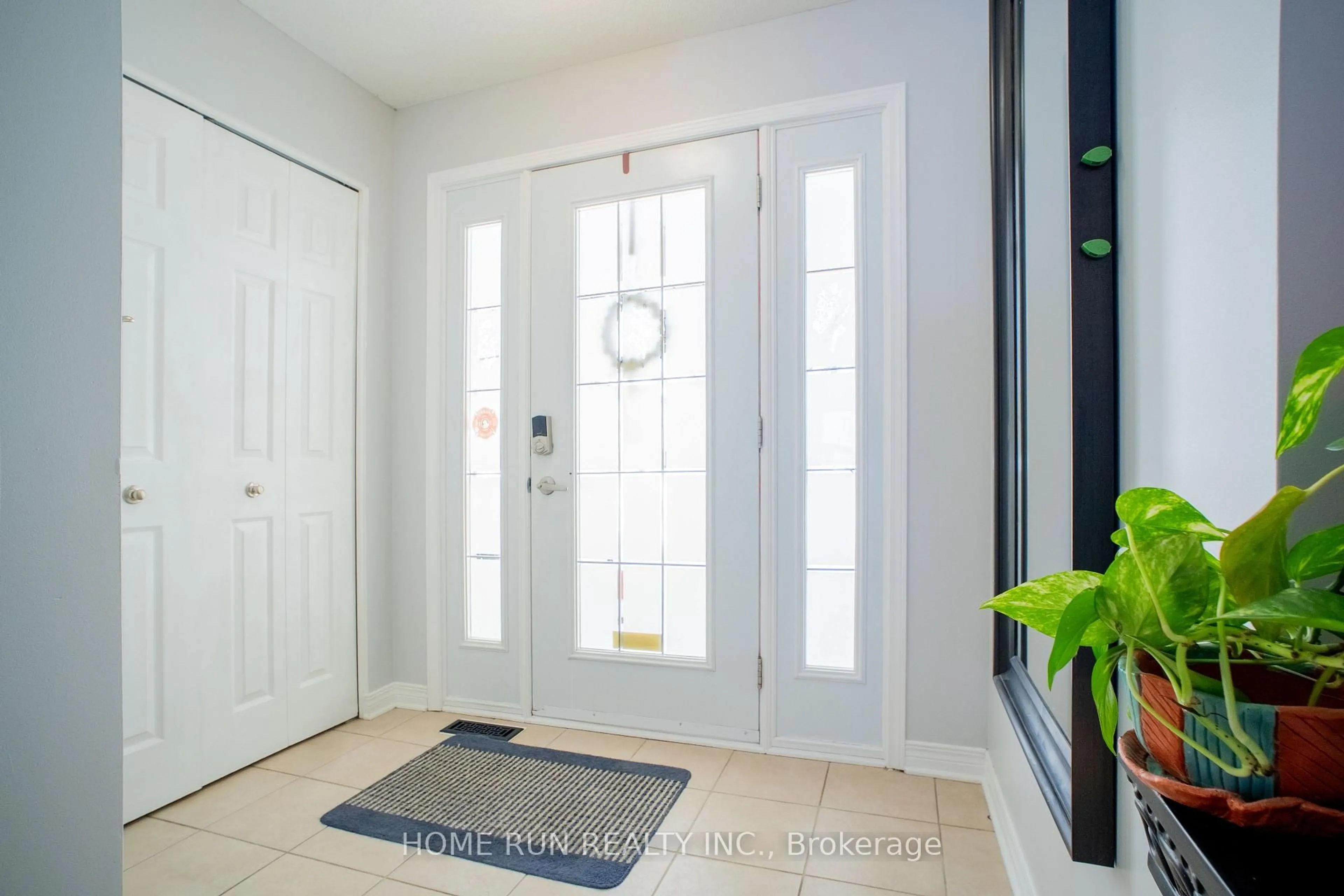 Indoor entryway for 115 Beaumont Ave, Clarence-Rockland Ontario K4K 1R6