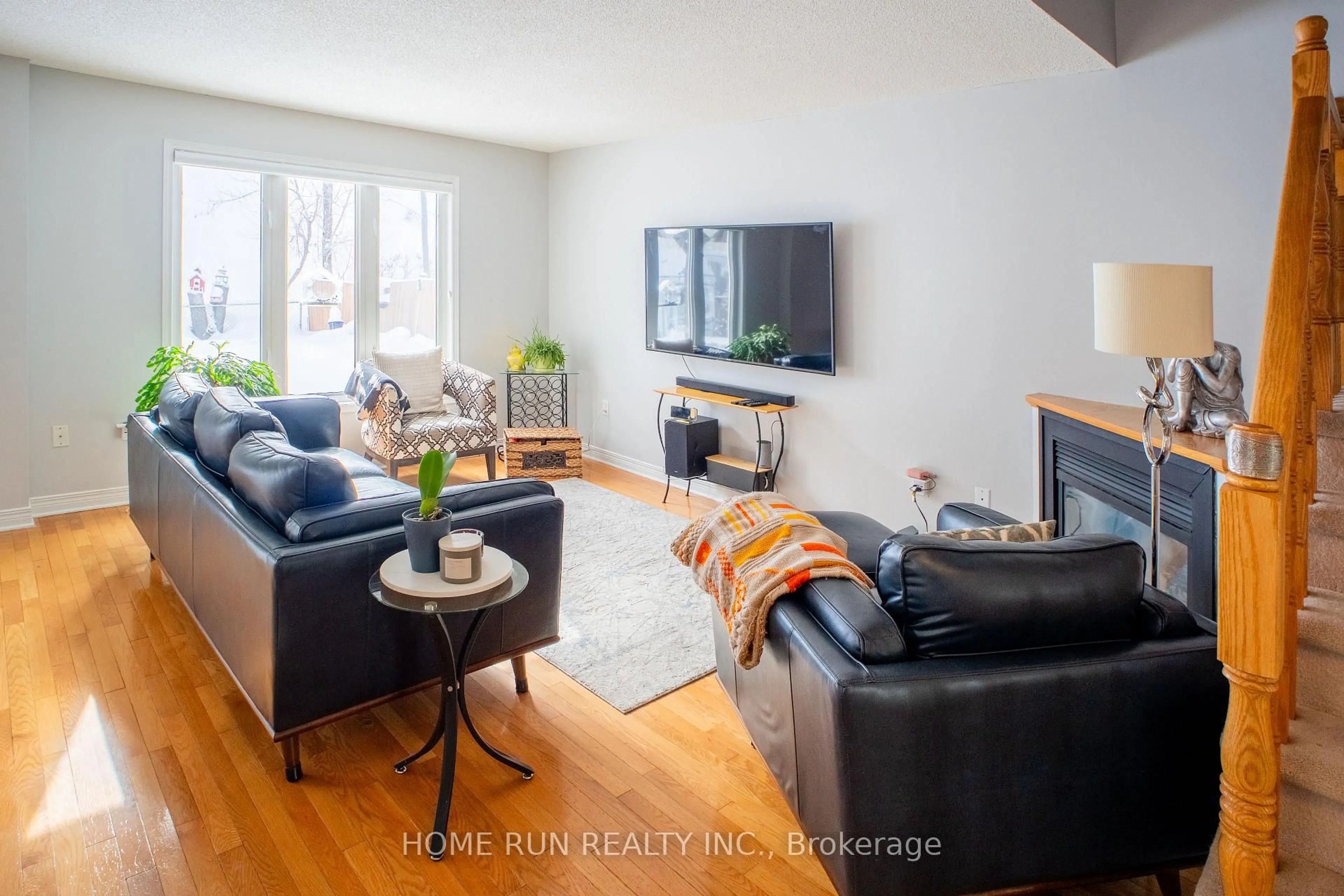 Living room with furniture, wood/laminate floor for 115 Beaumont Ave, Clarence-Rockland Ontario K4K 1R6