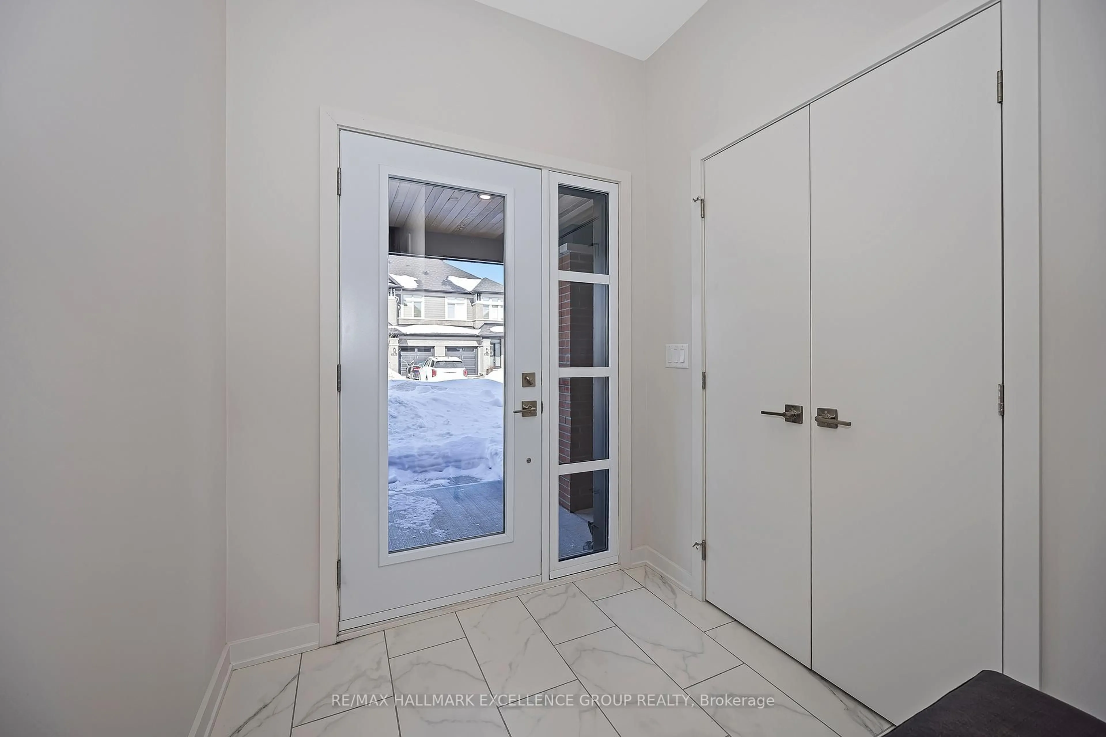 Indoor entryway for 677 Honeydew St, Ottawa Ontario K1X 0K5