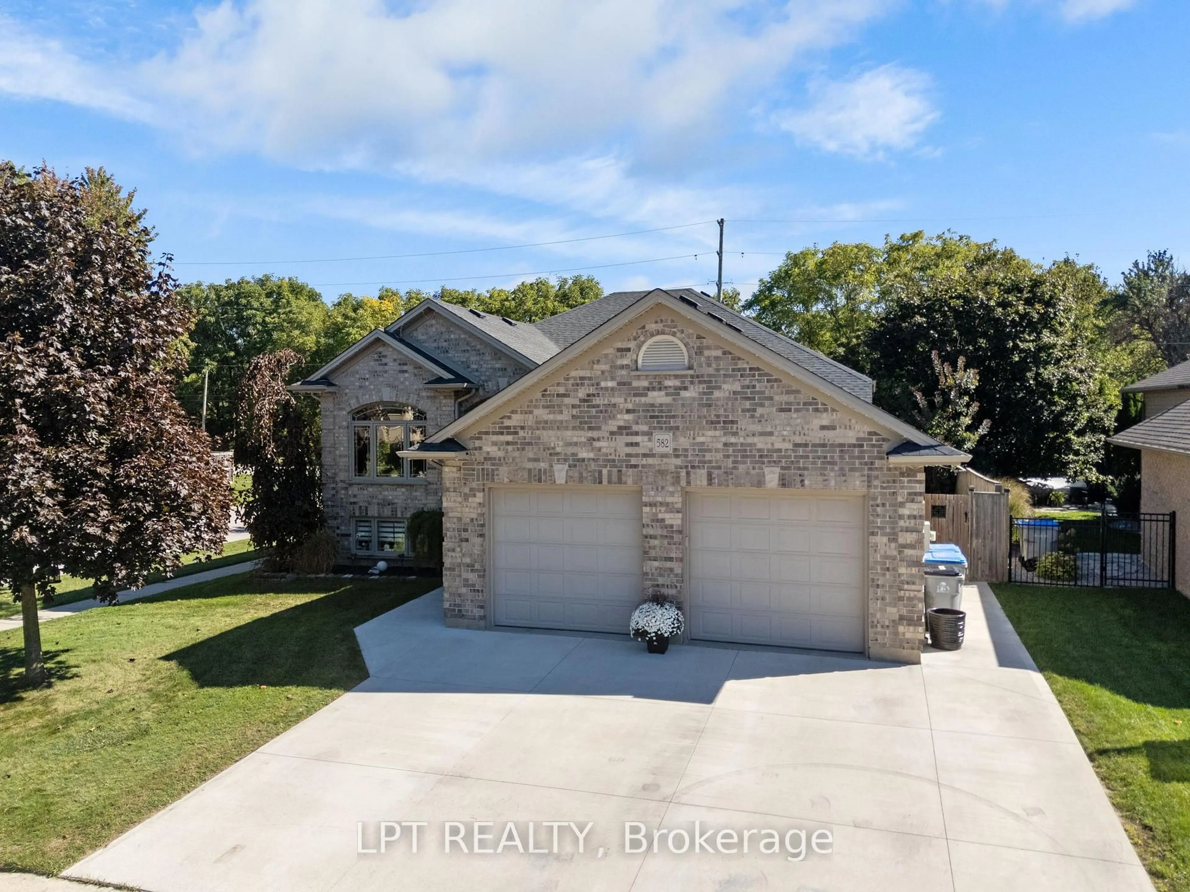 A pic from outside/outdoor area/front of a property/back of a property/a pic from drone, street for 582 Harris Circ, Strathroy-Caradoc Ontario N7G 4H2