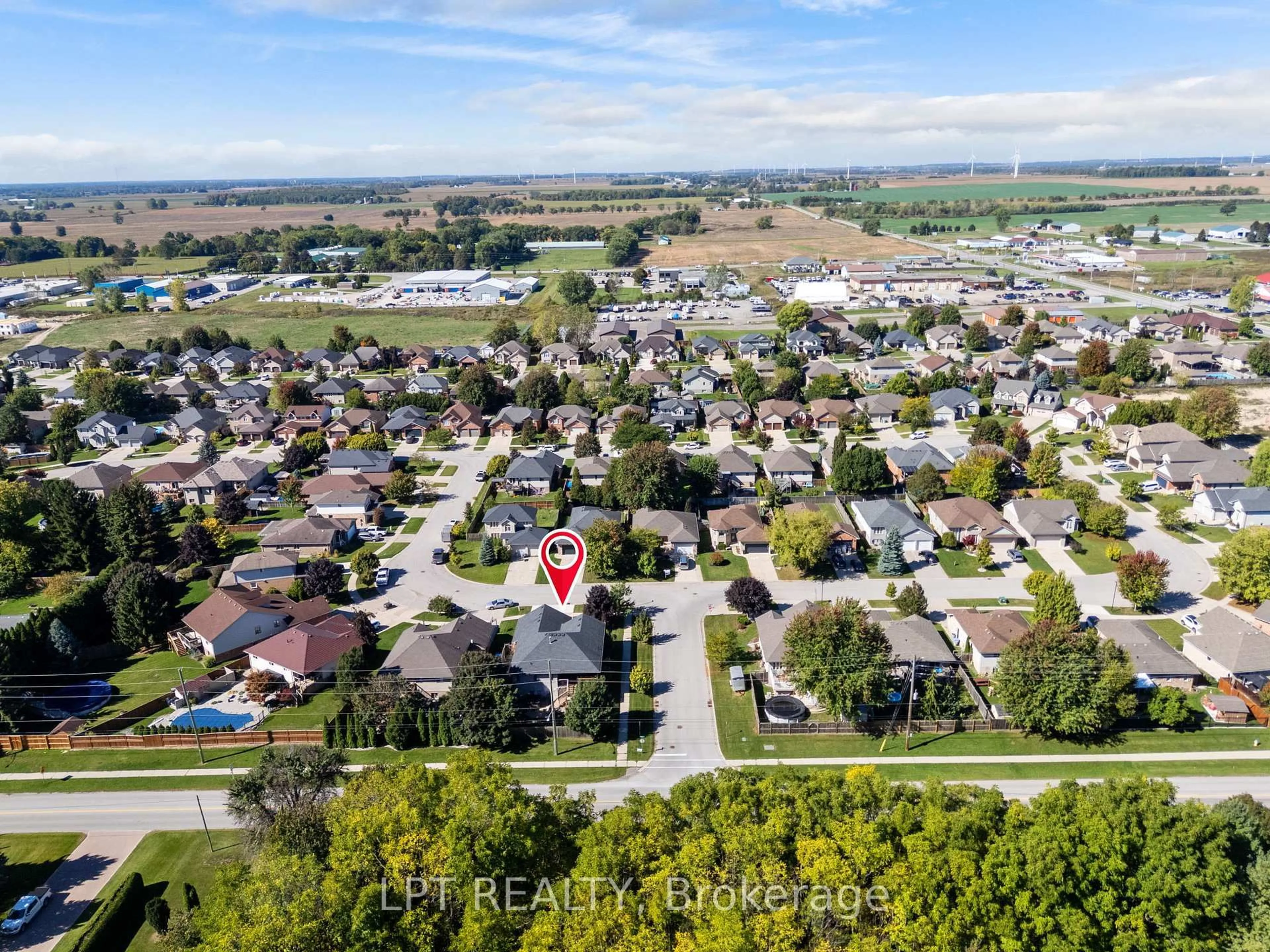 A pic from outside/outdoor area/front of a property/back of a property/a pic from drone, street for 582 Harris Circ, Strathroy-Caradoc Ontario N7G 4H2