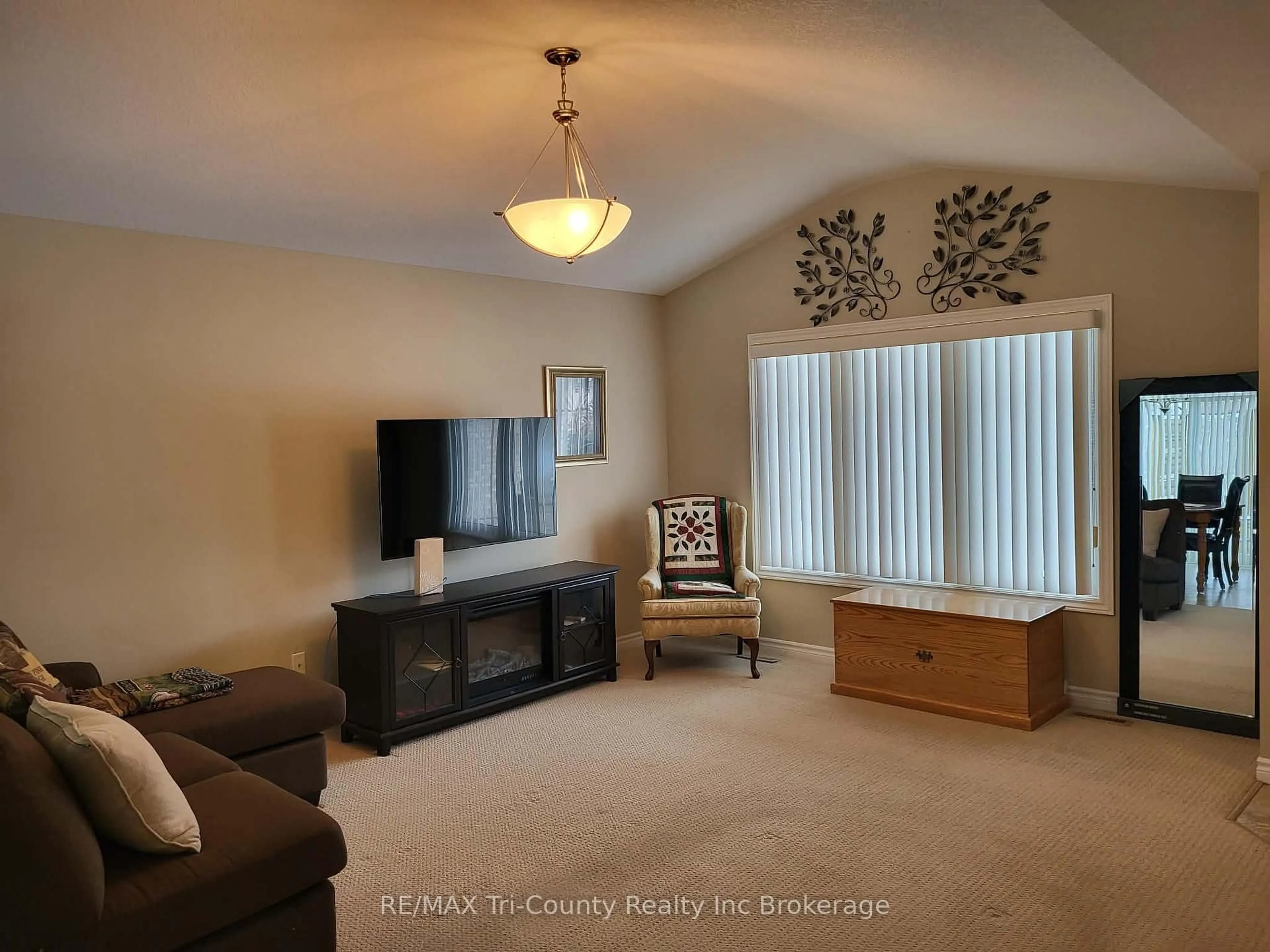 Living room with furniture, unknown for 33 Park Pl, Tillsonburg Ontario N4G 0B8