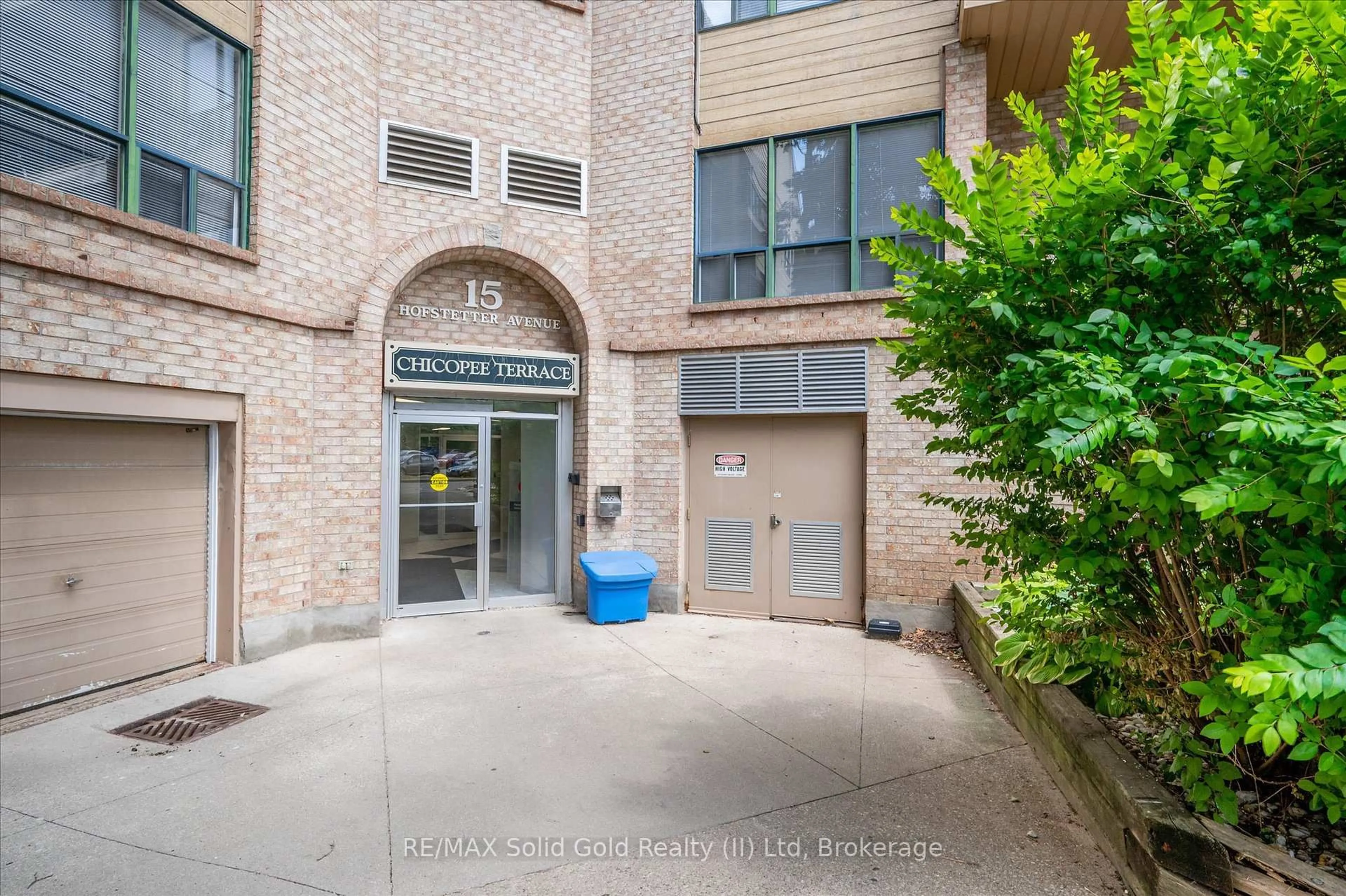 Indoor foyer for 15 Hofstetter Ave #205, Kitchener Ontario N2A 3Z7