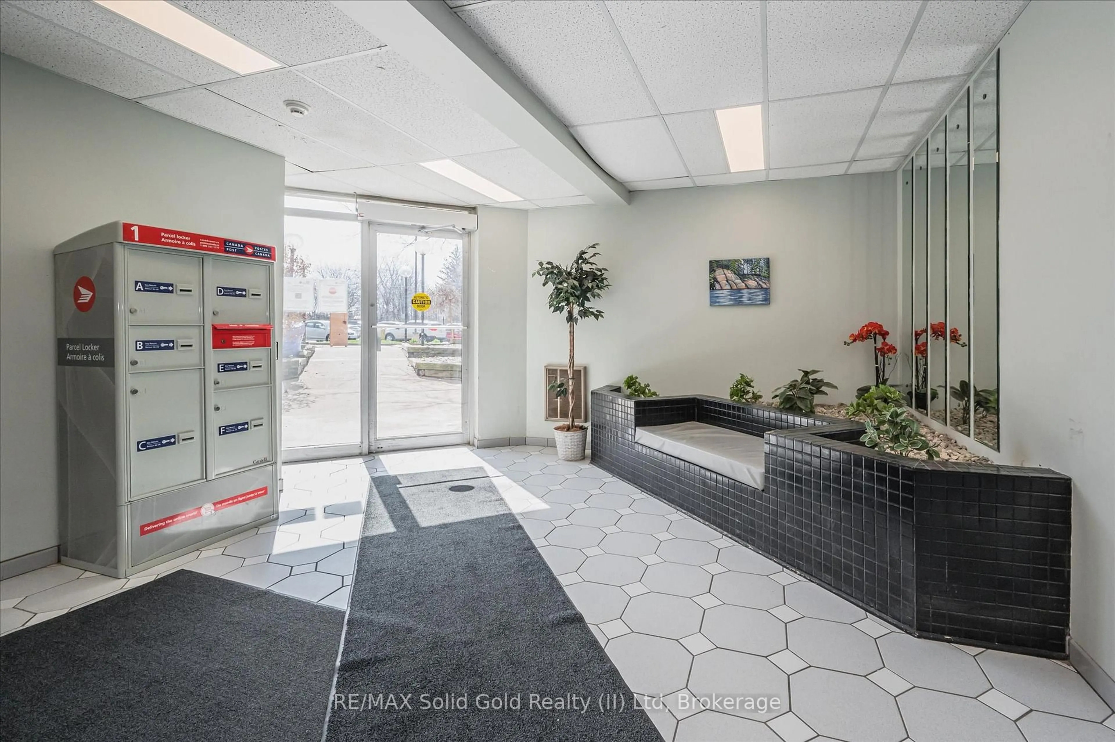 Indoor foyer for 15 Hofstetter Ave #205, Kitchener Ontario N2A 3Z7