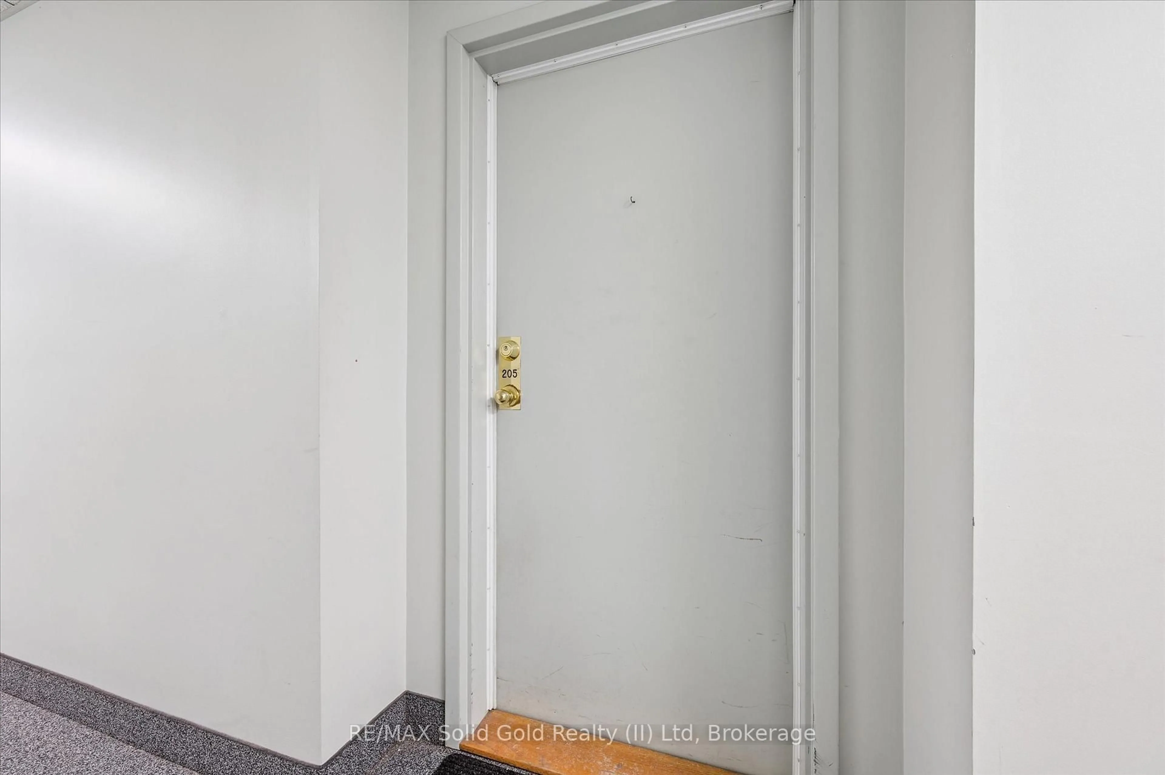 Indoor entryway for 15 Hofstetter Ave #205, Kitchener Ontario N2A 3Z7