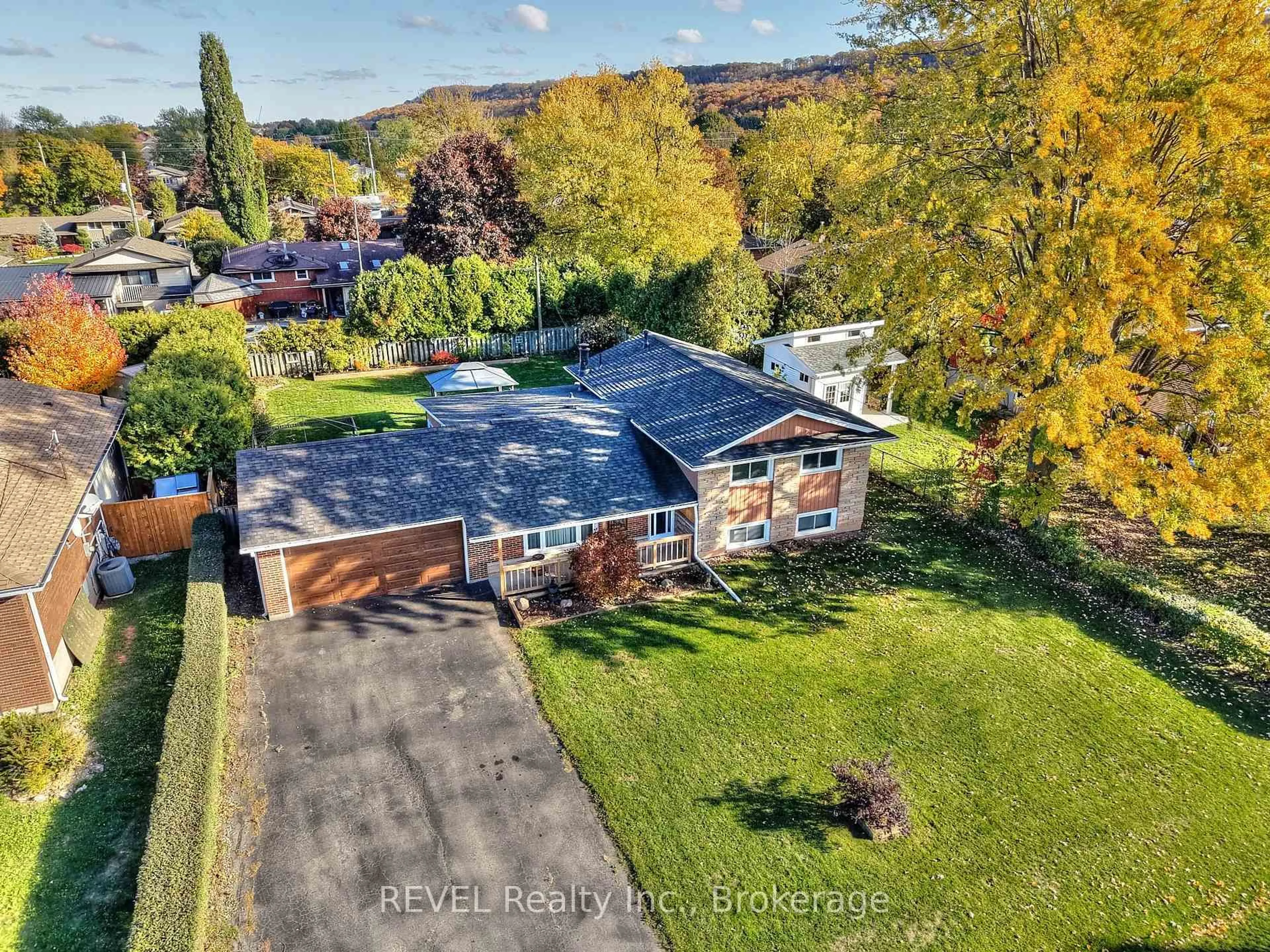 A pic from outside/outdoor area/front of a property/back of a property/a pic from drone, street for 42 Emily St, Grimsby Ontario L3M 4A2