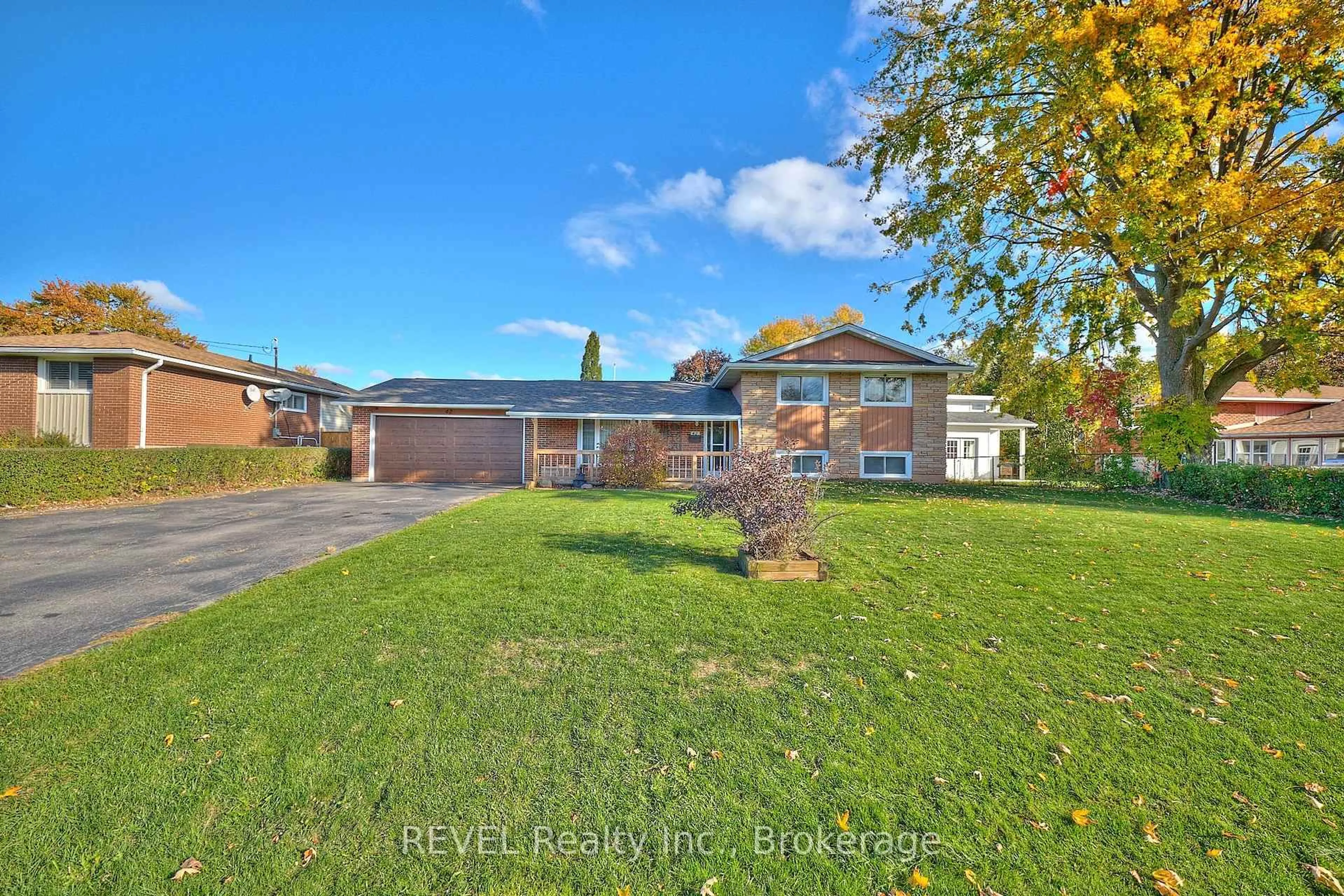 A pic from outside/outdoor area/front of a property/back of a property/a pic from drone, street for 42 Emily St, Grimsby Ontario L3M 4A2