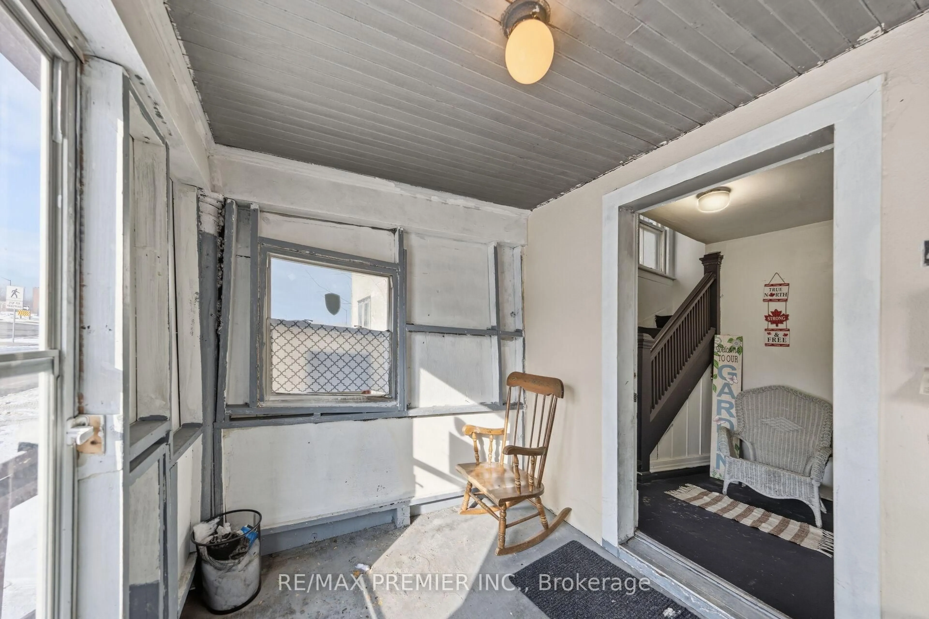 Indoor entryway for 4548 Victoria Ave, Niagara Falls Ontario L2E 4B6