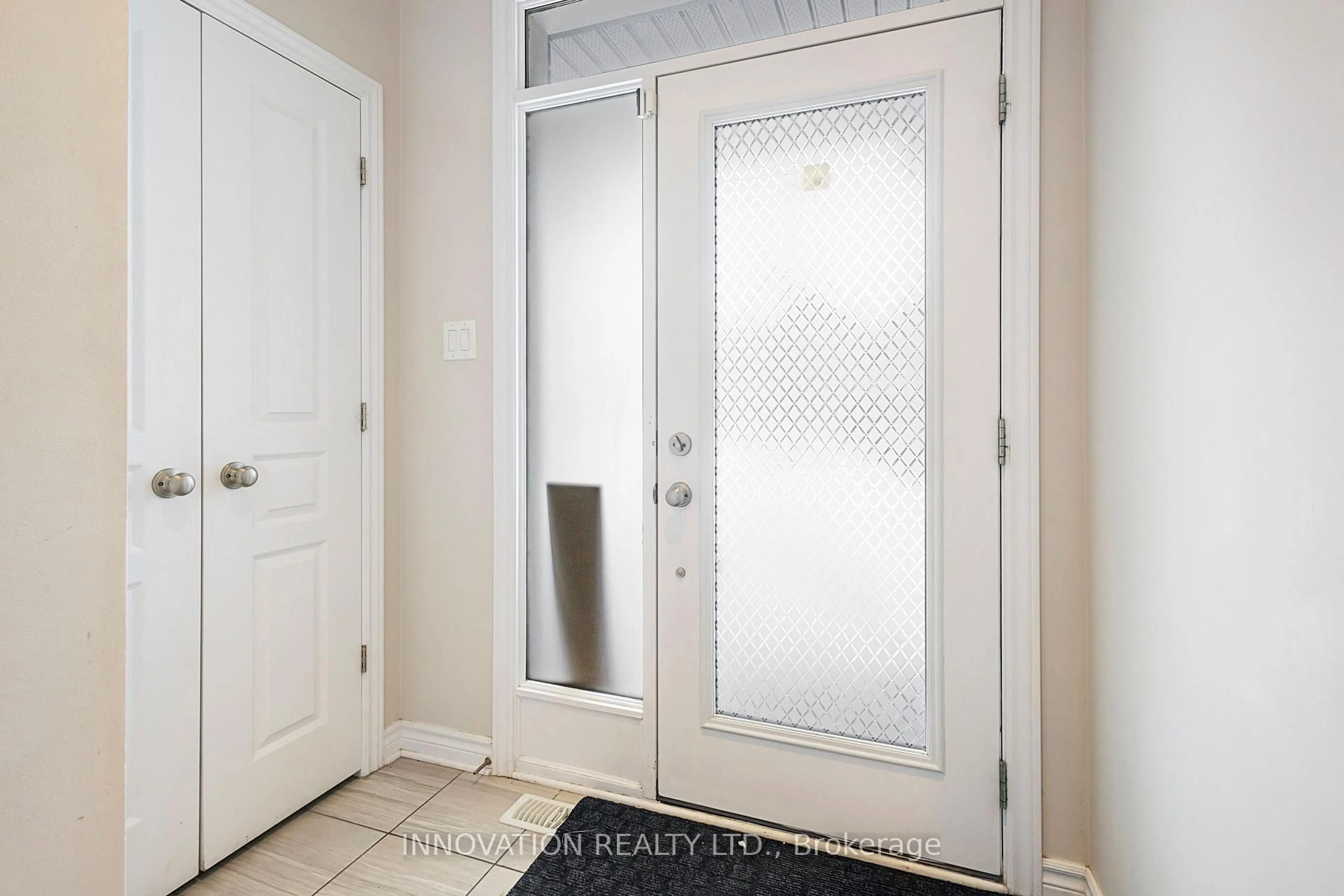 Indoor entryway for 177 Shinny Ave, Ottawa Ontario K2V 0G4