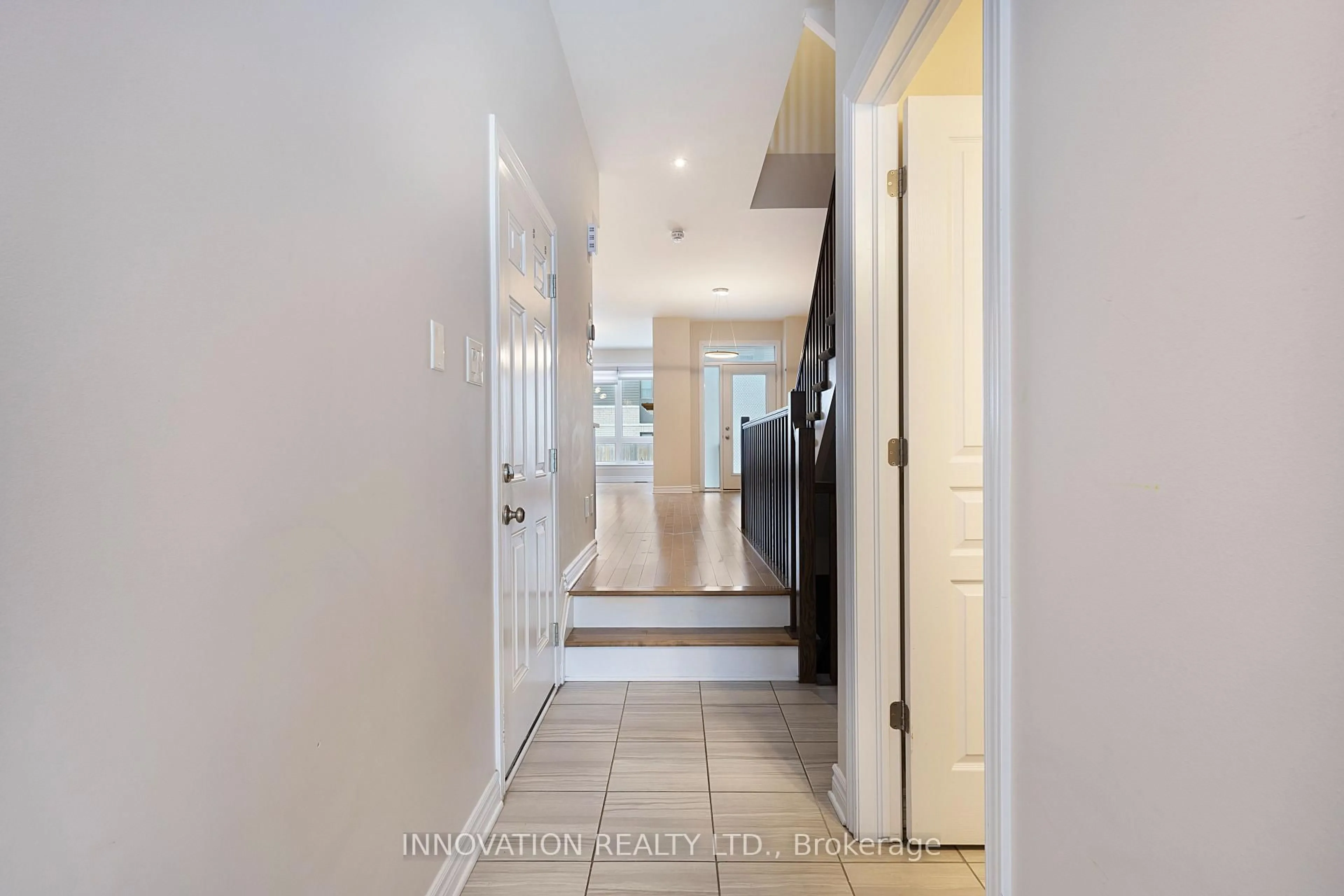 Indoor entryway for 177 Shinny Ave, Ottawa Ontario K2V 0G4