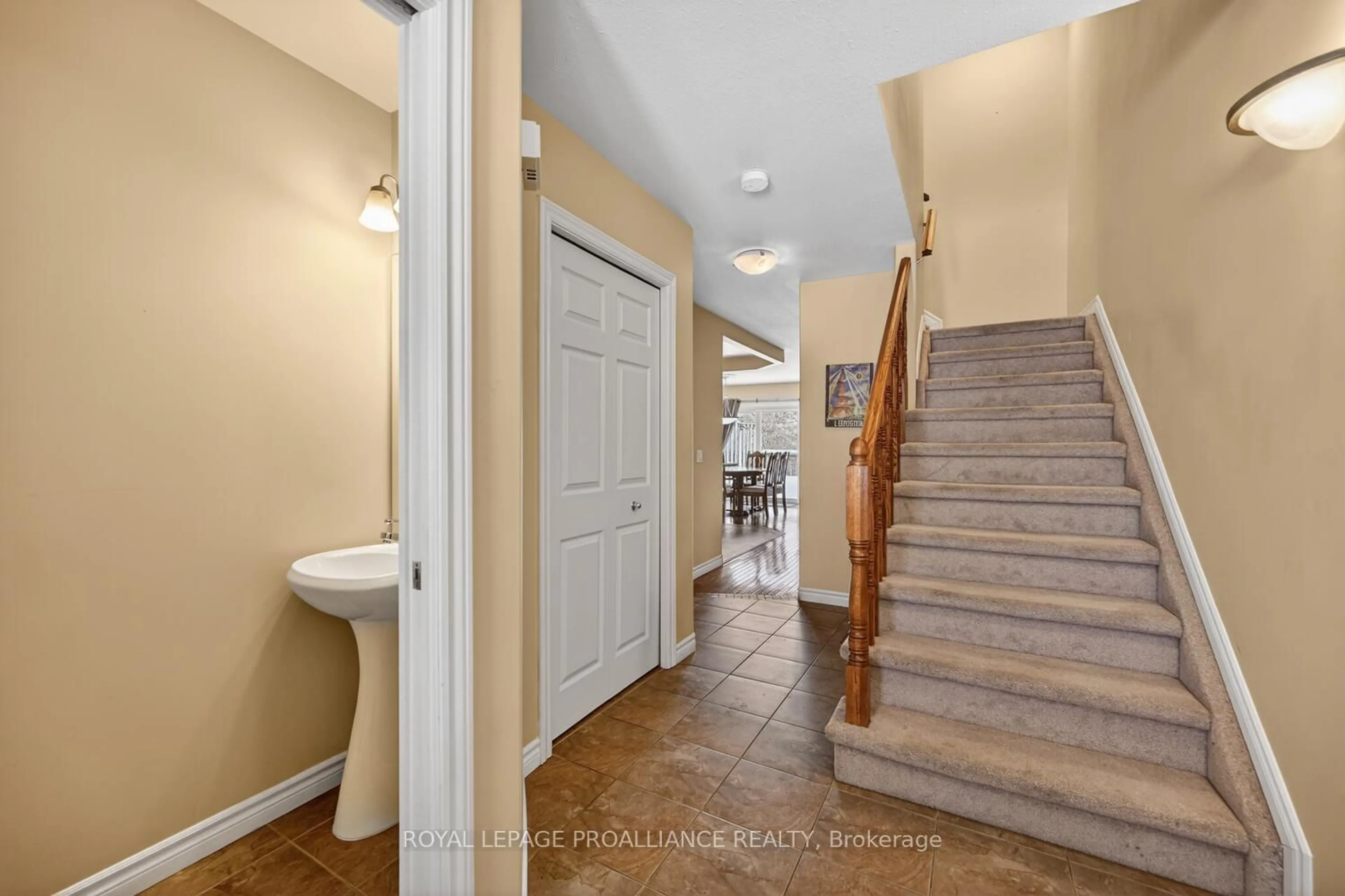Indoor entryway for 271 Beley St, Brockville Ontario K6V 7M8